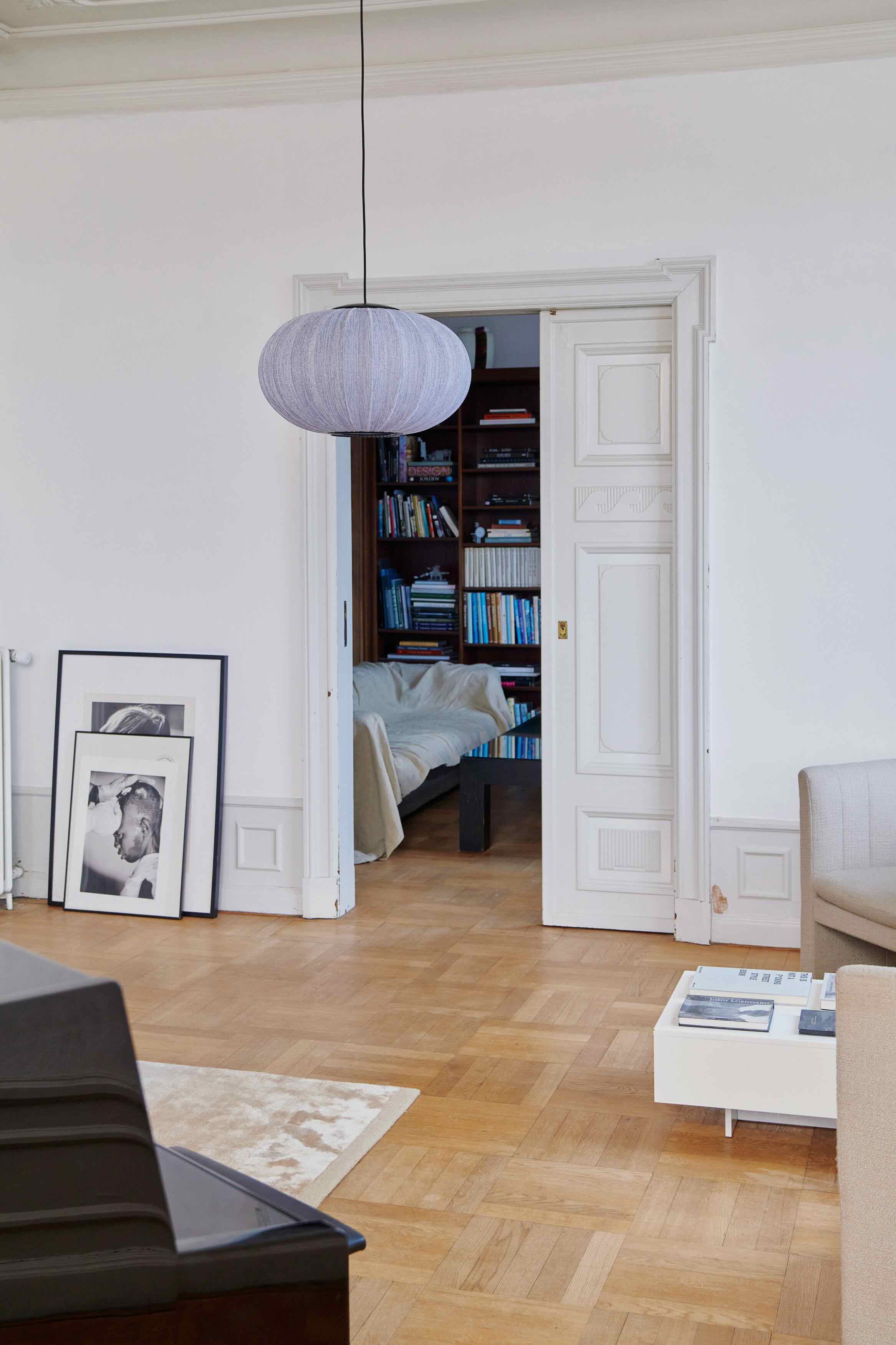 Stue med loftlampe i sølv med glitter detaljer