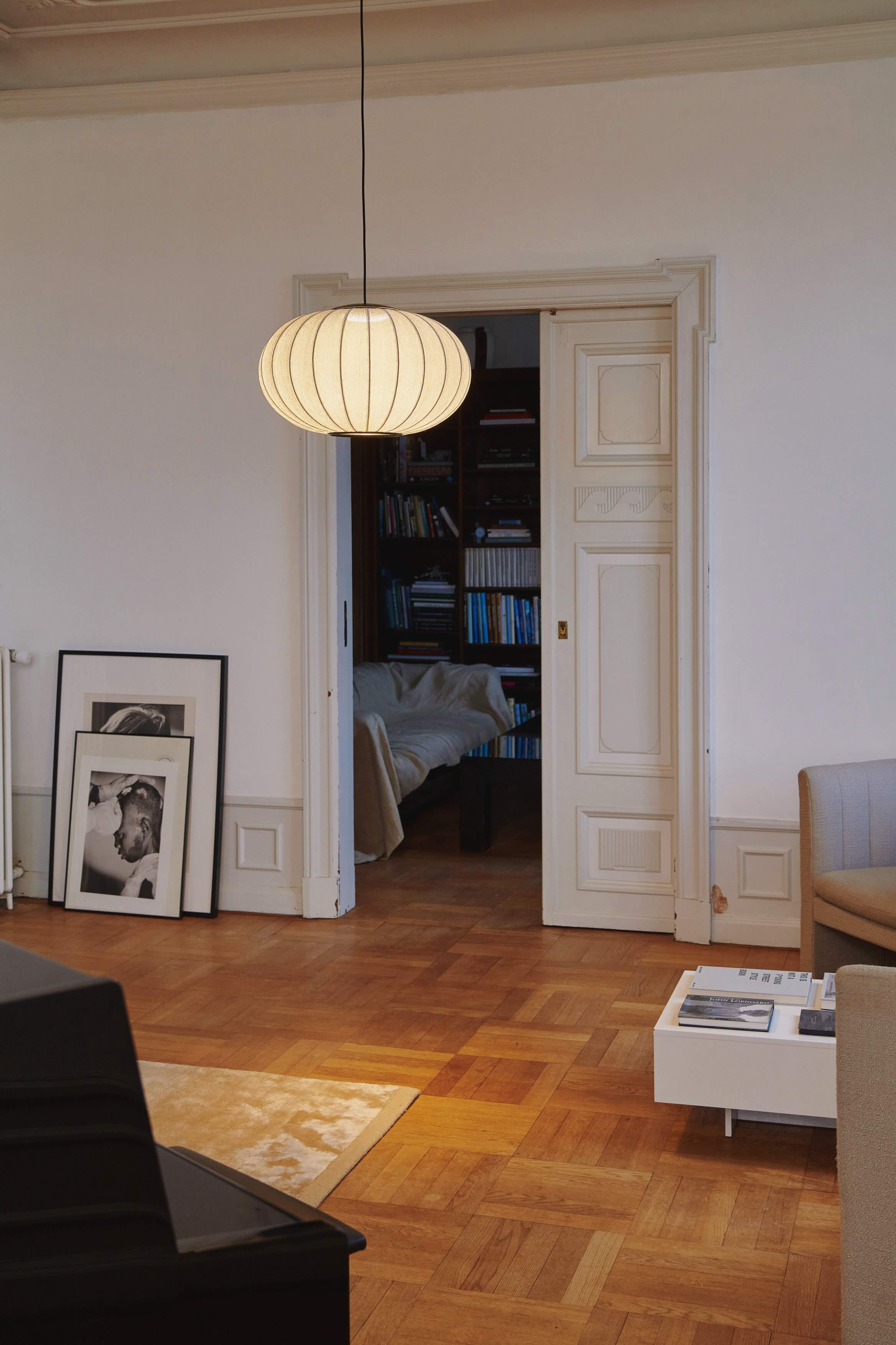 Stue med oval loftlampe med lys i, med glitter detaljer