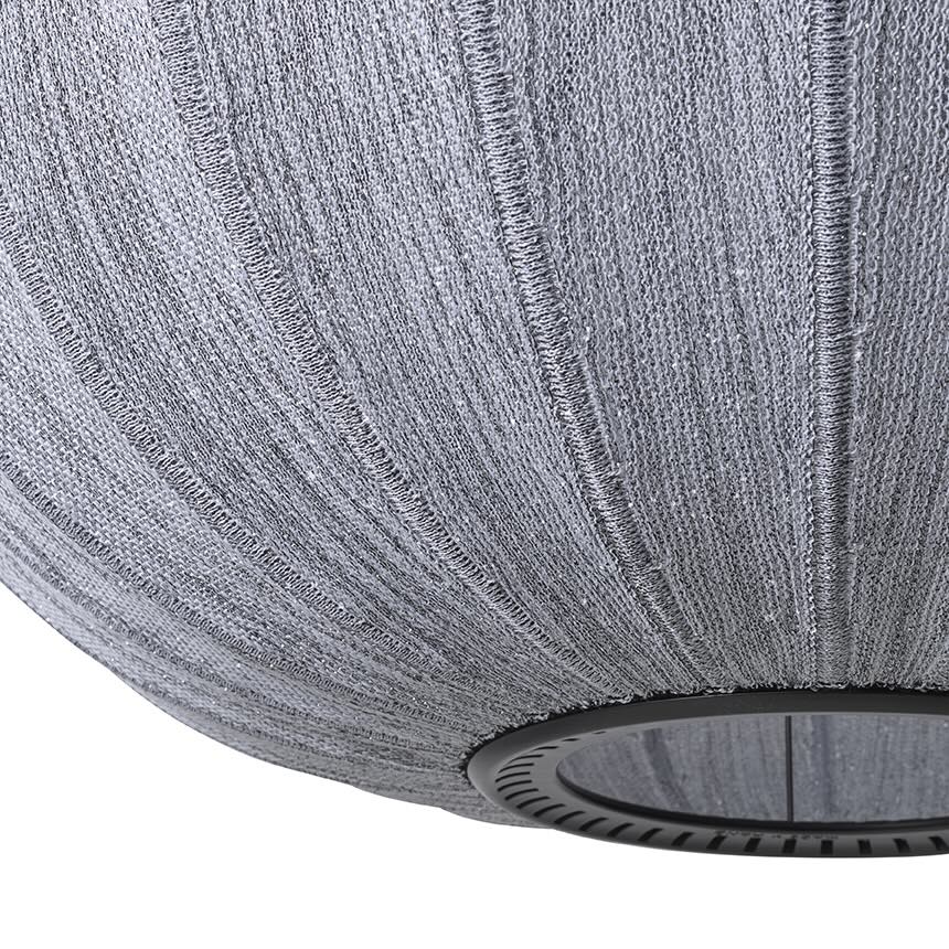 Nærbillede af loftlampe i grå med sølv detaljer