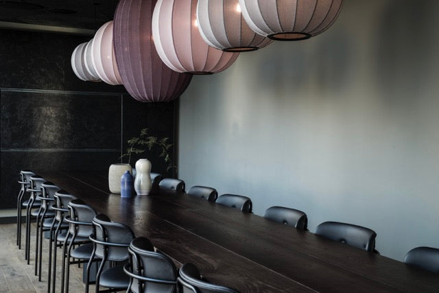 Møderum med loftlamper i forskellige lilla nuancer