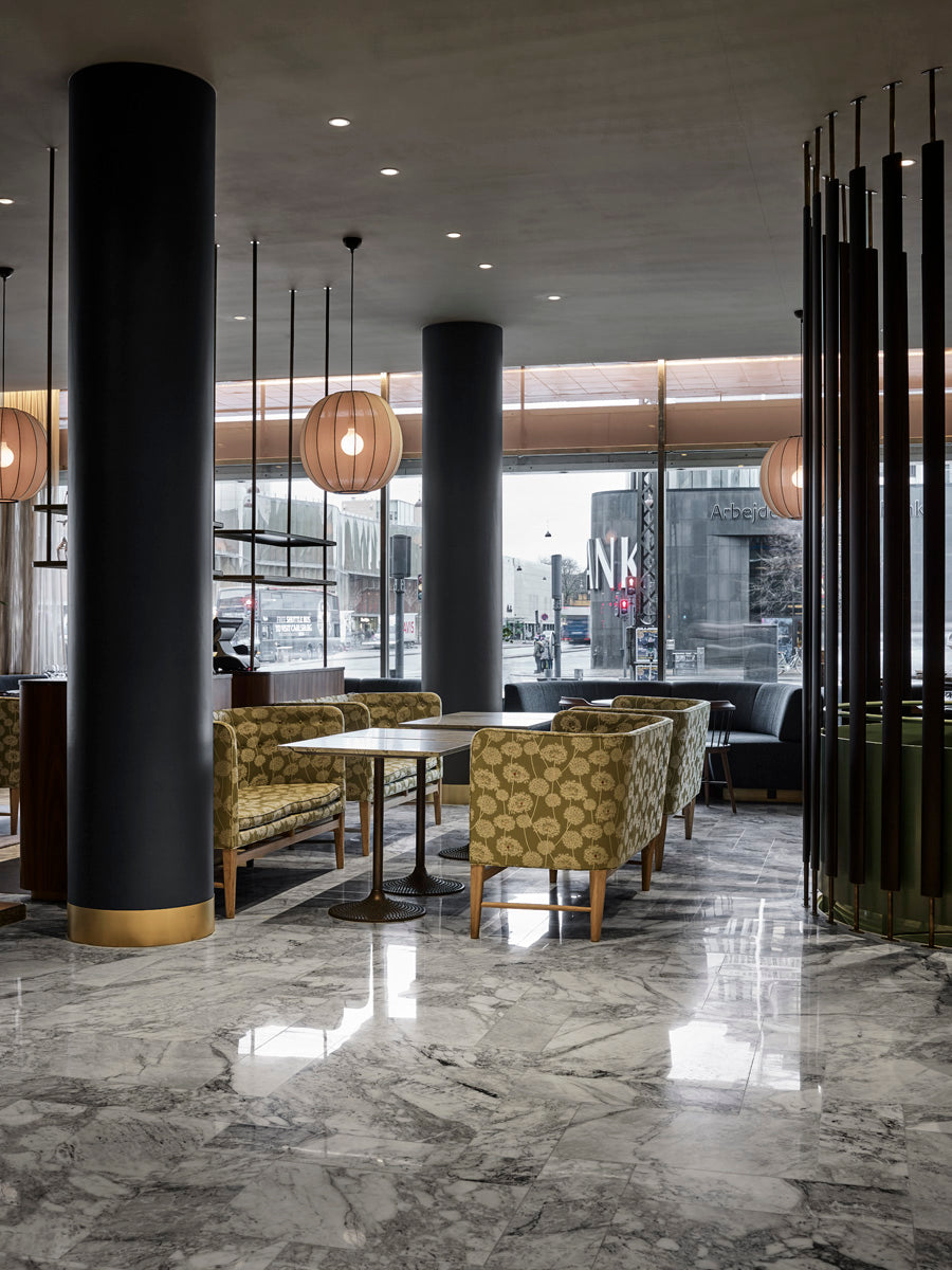 Hotelområde med sofagruppe og lampe i loft