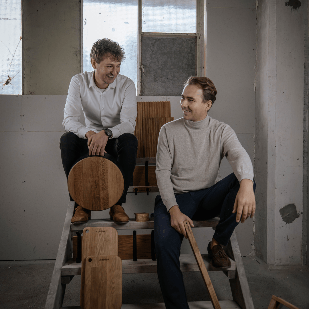 Billede af mads og emil med underflod produkter