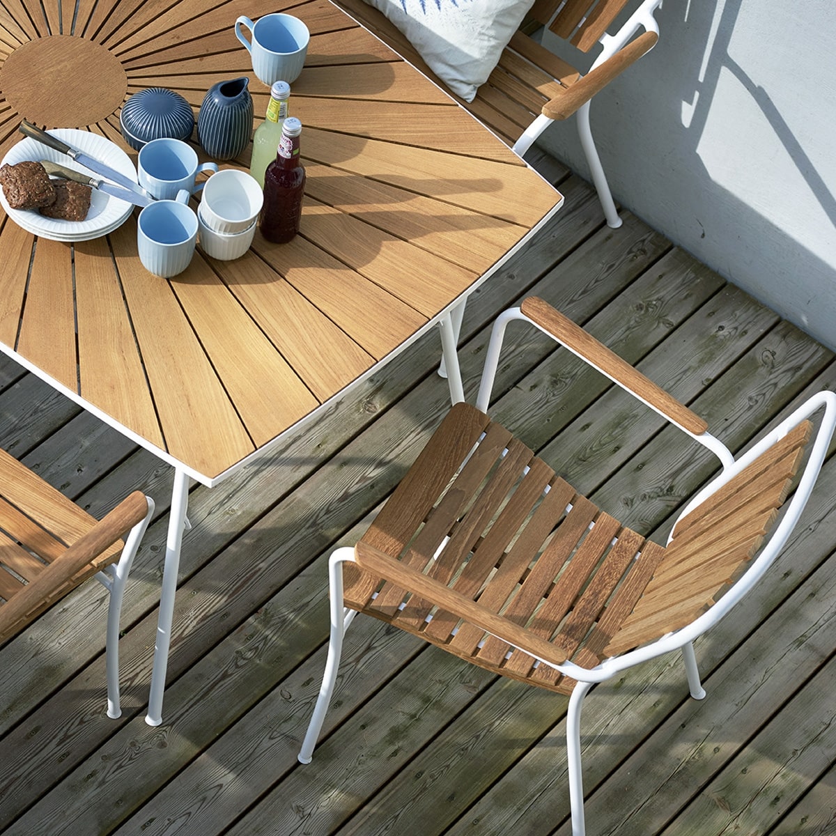 Havebord og stole set oppe fra