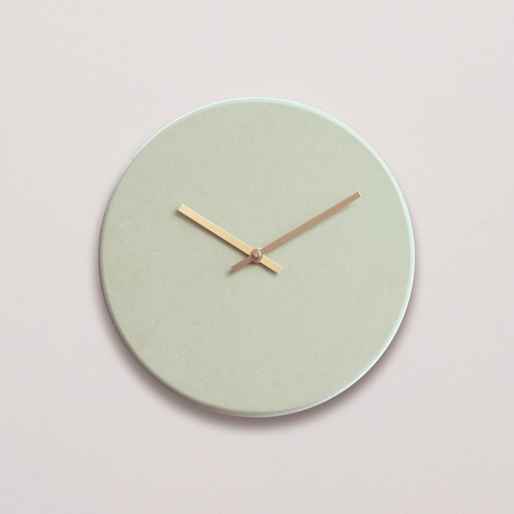 Vægur i mintgrøn med kobber viser