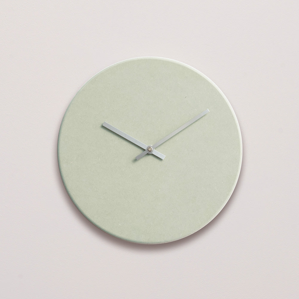 Vægur i mintgrøn med sølv viser