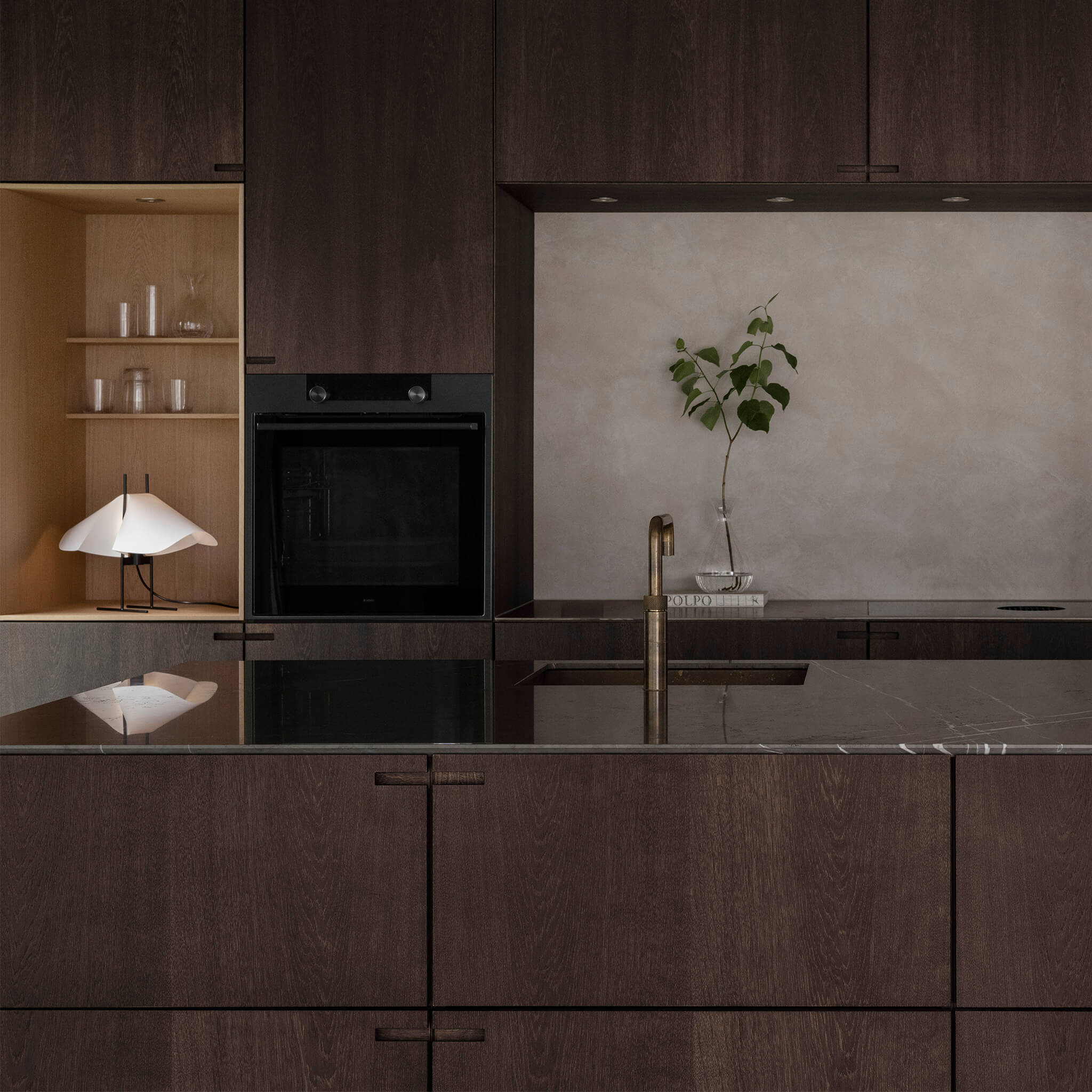 Livsstilsbillede hvor bordlampen står i et køkken