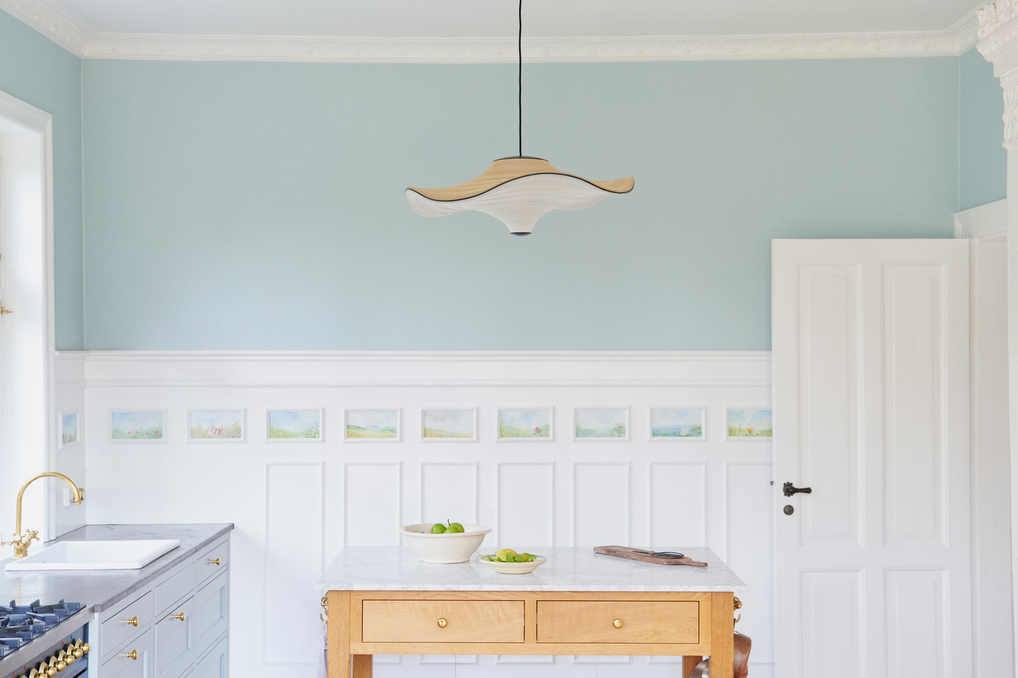 Loftlampe hænger over køkken ø