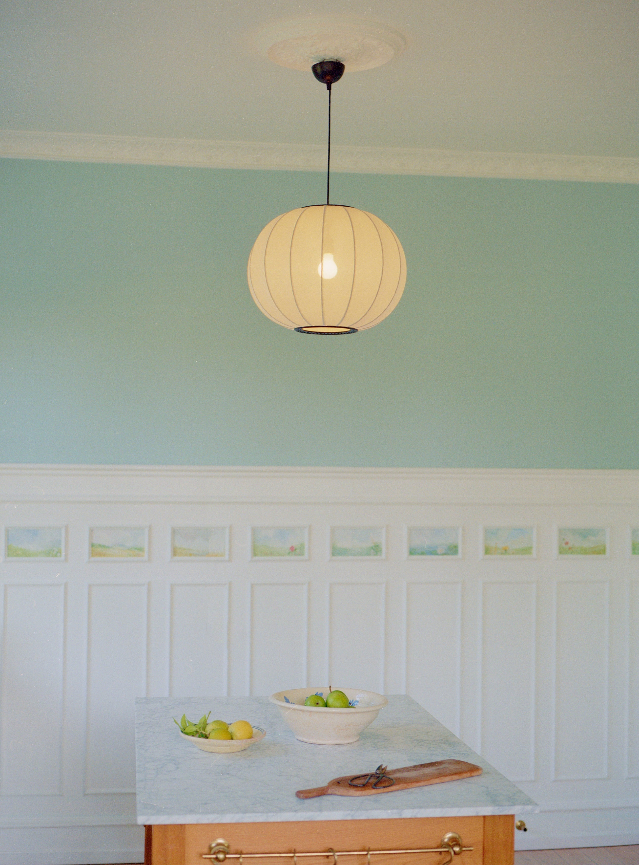 Køkkenø med loftlampe med lys i, i hvid med sorte detaljer