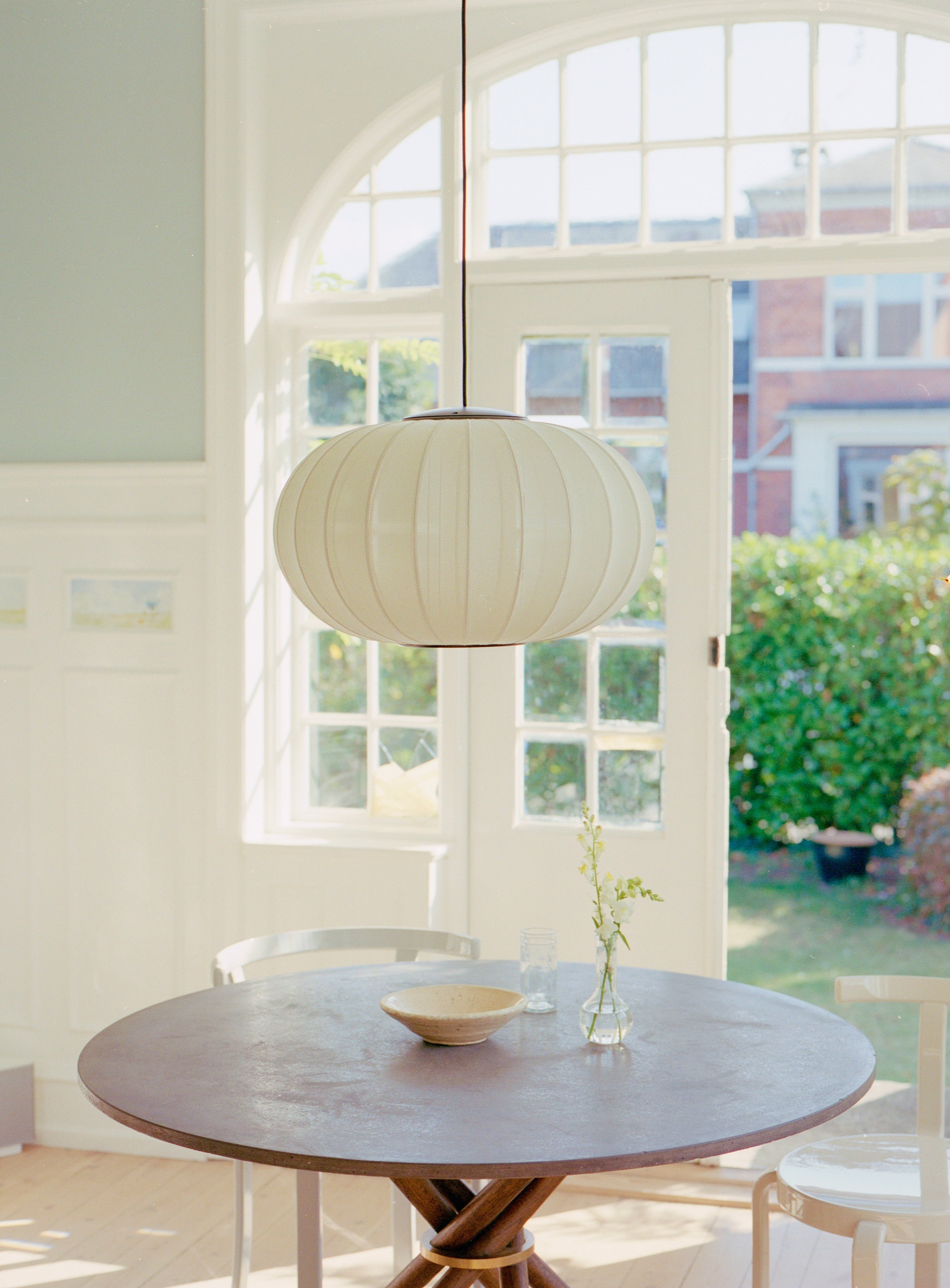 Loftlampe i hvid med sort ledning