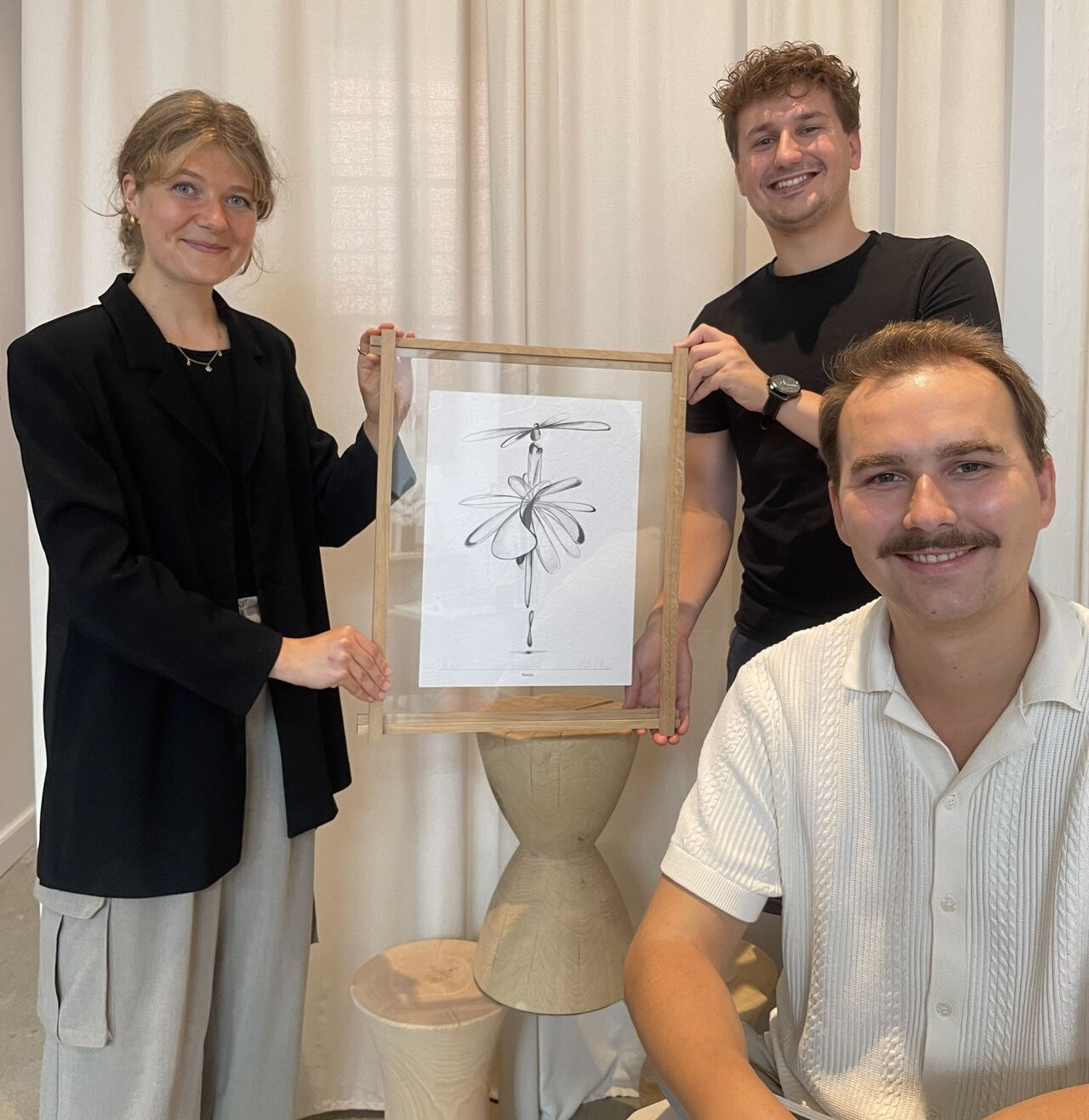 Dreng og piger holder en kunstramme i træ fra Noeje