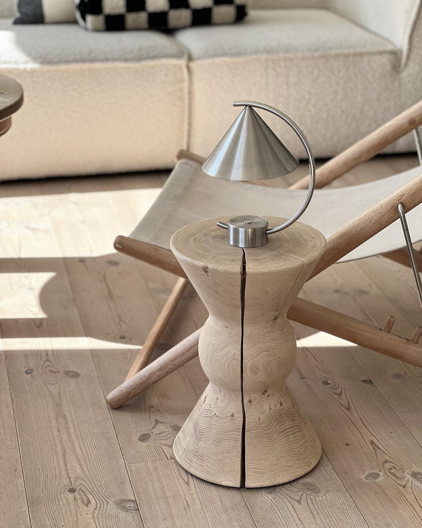 Sidebord fra Noeje med lampe