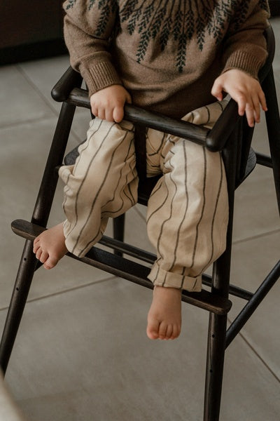 Højstol i mørk bejset egetræ