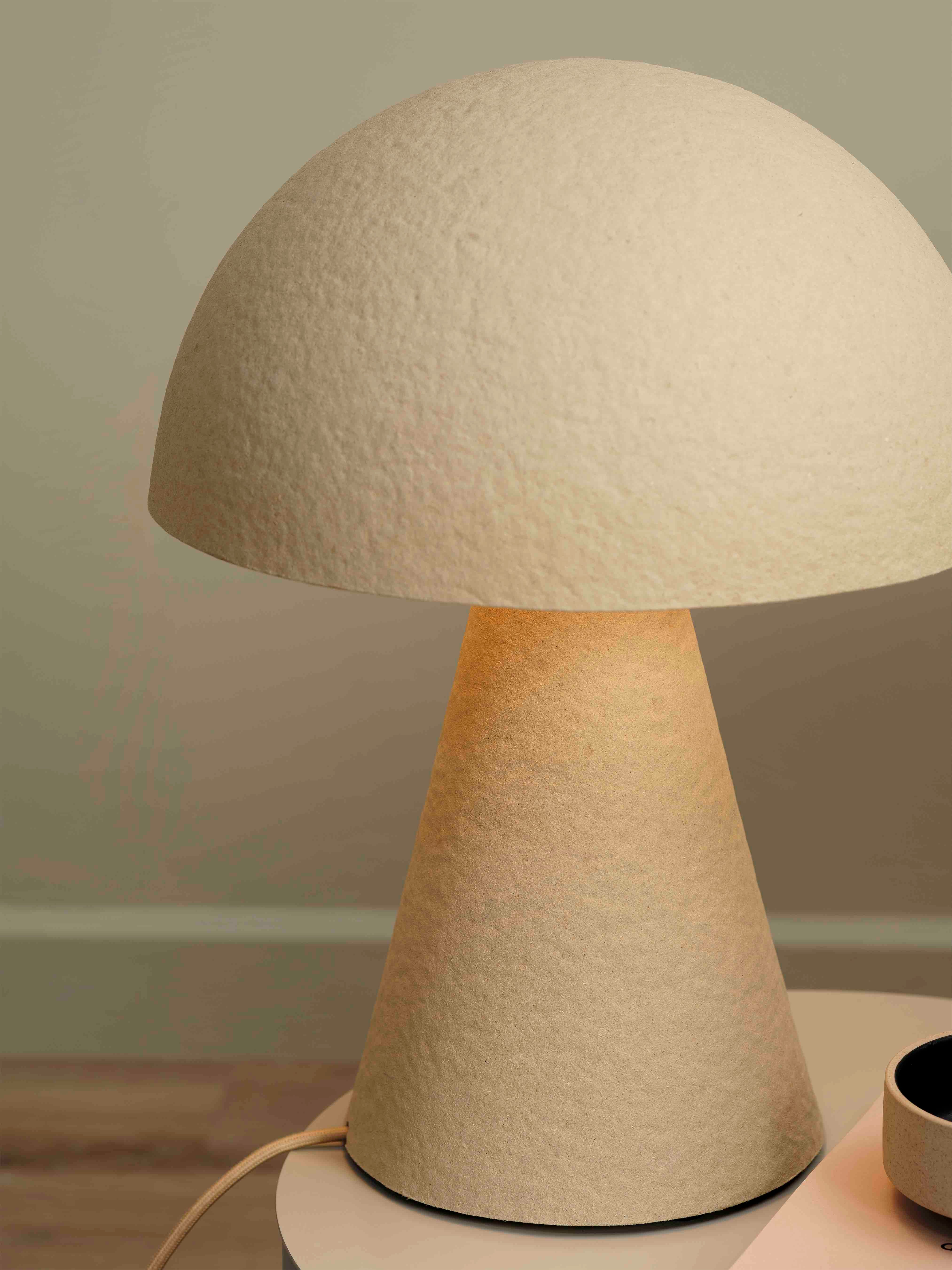 Bordlampe i cremehvid med ledning