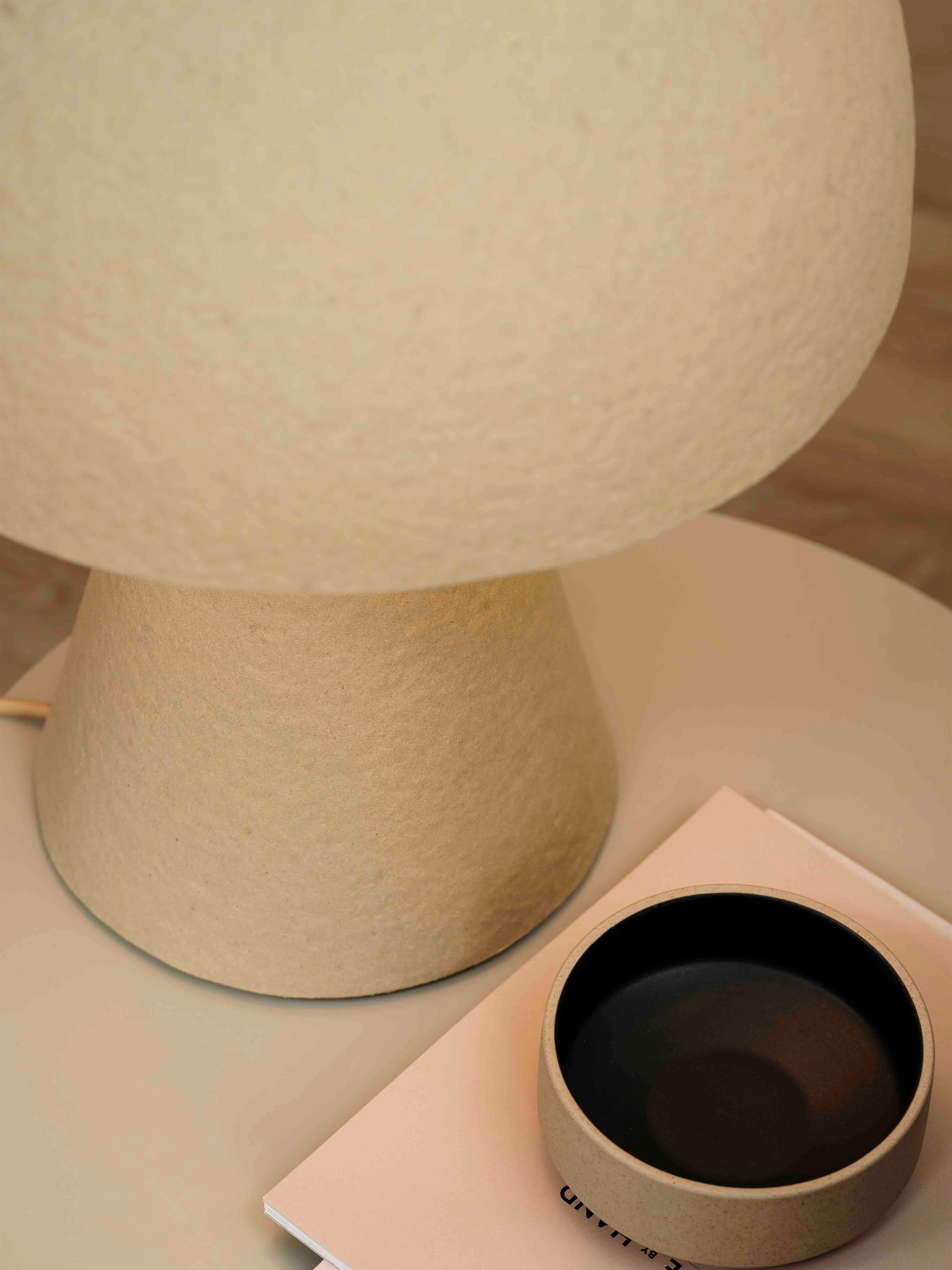 Bordlampe closeup i creme farvet