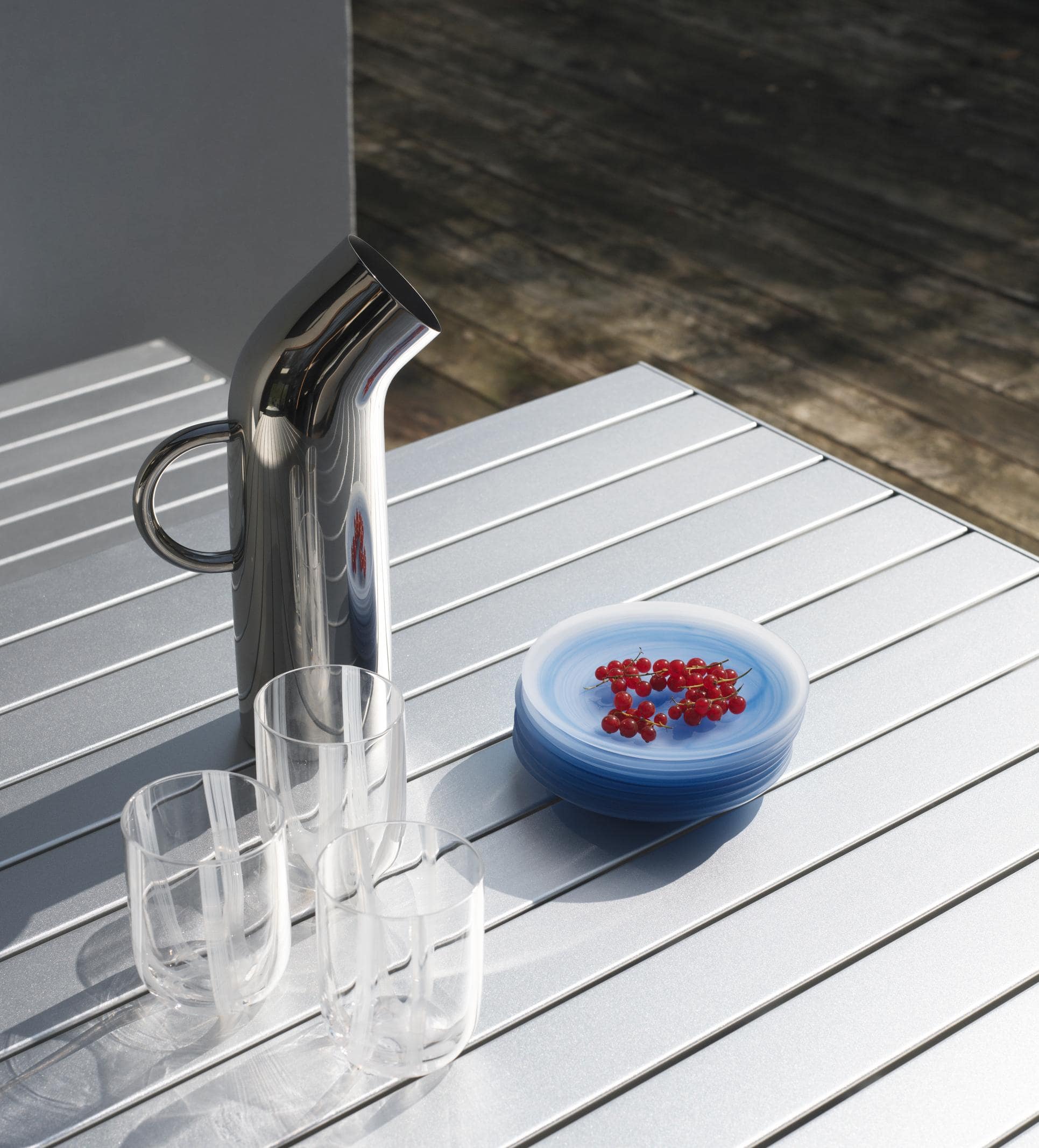 Kande i rustfrit på bord