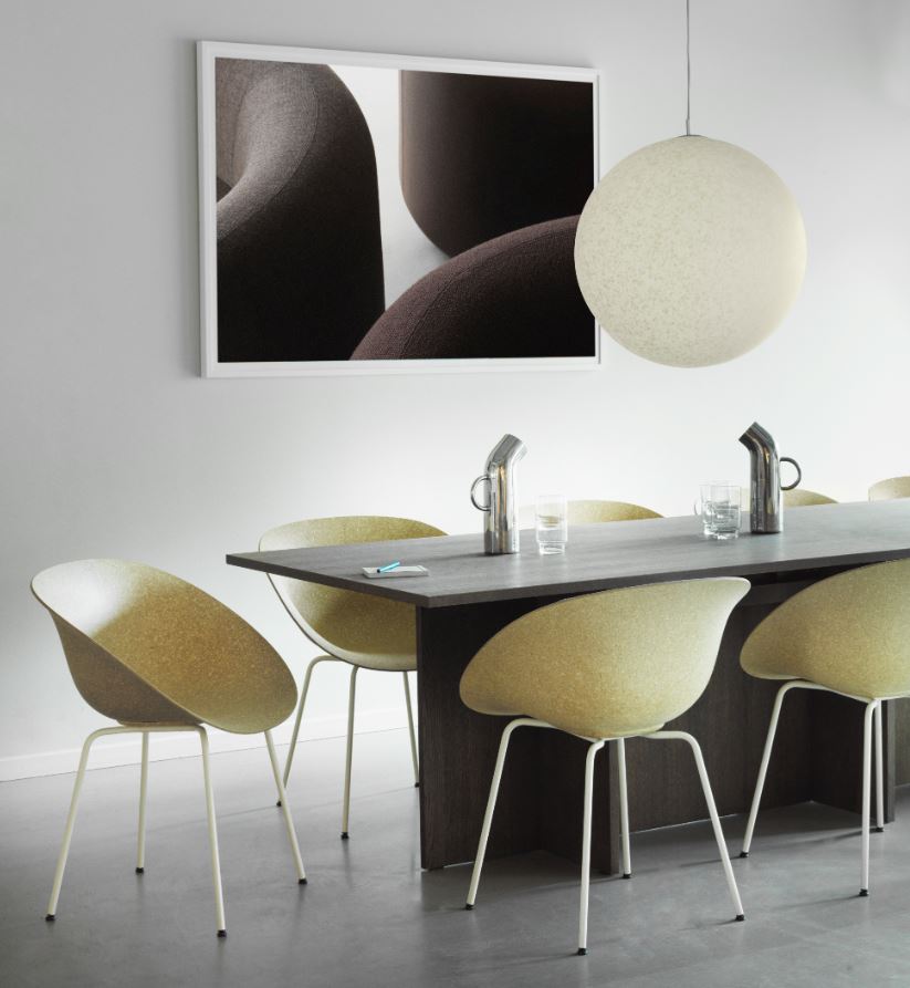 Lampe i ø45 hængende over spisebord