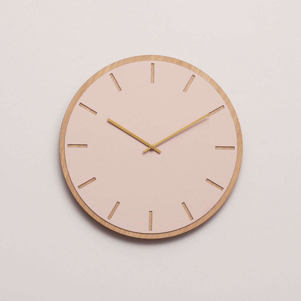 Ur i lyserød med træramme og kobber viser