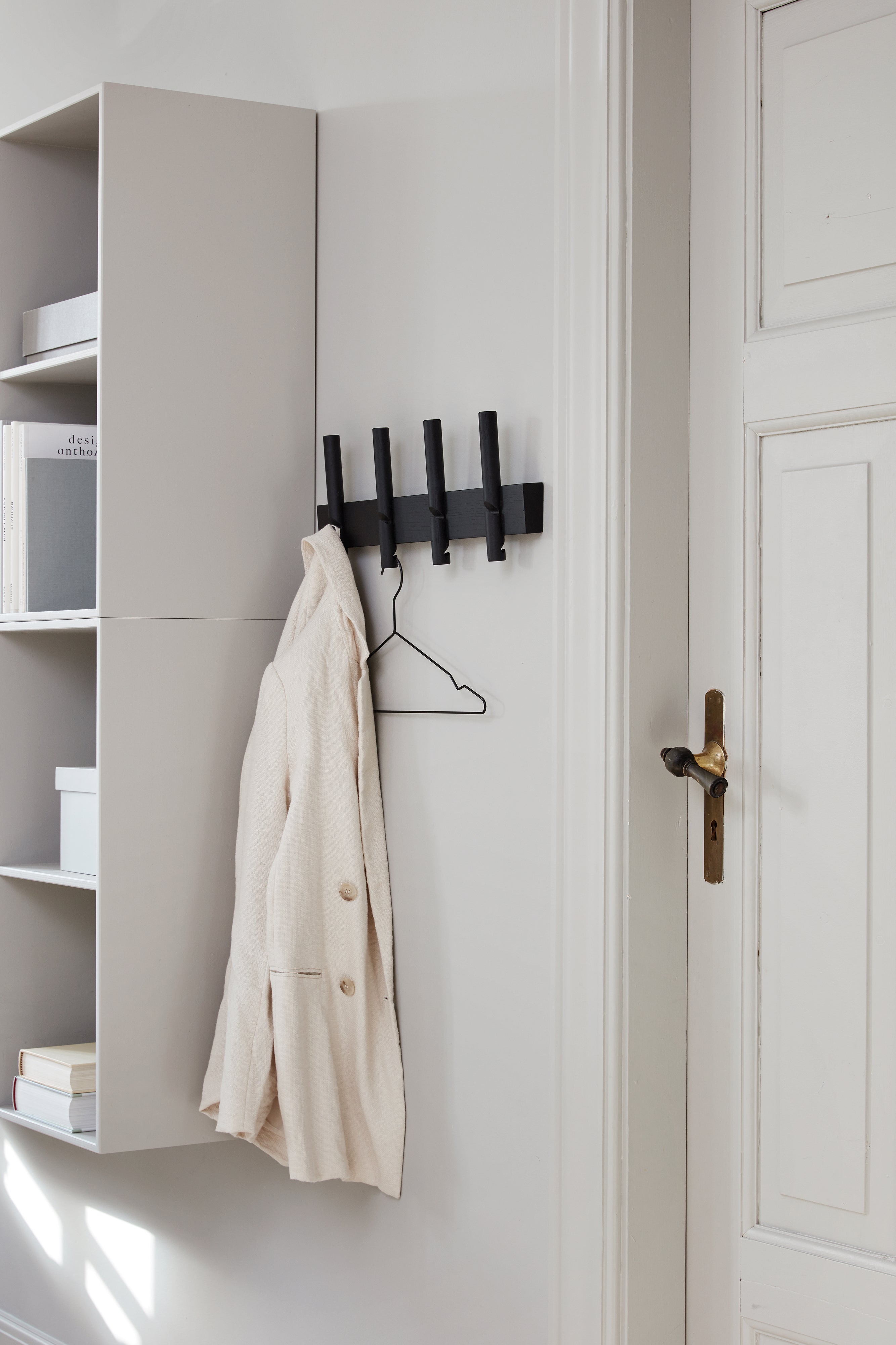 Sort knagerække fra We Do Wood