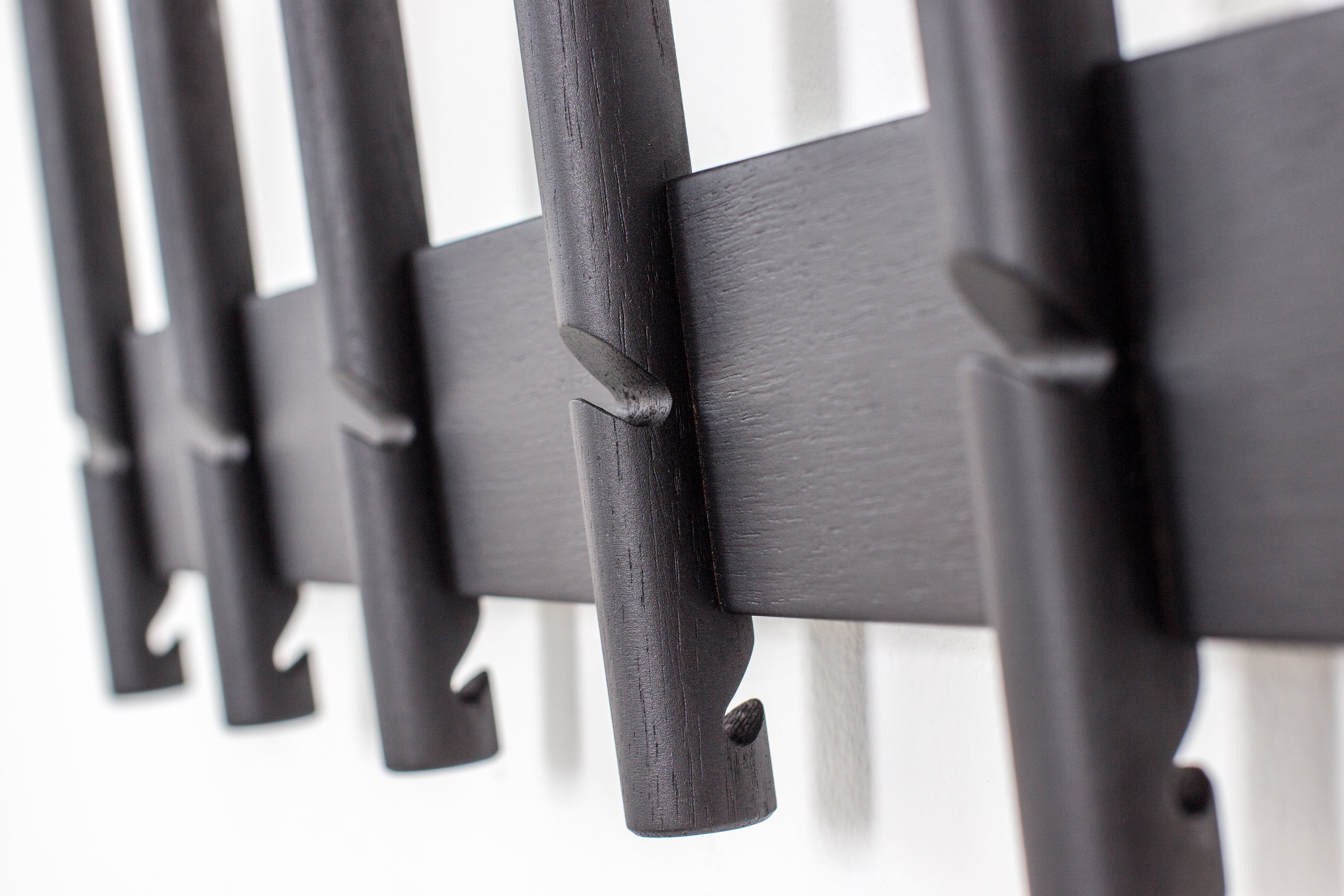 Knagerække i sort egetræ