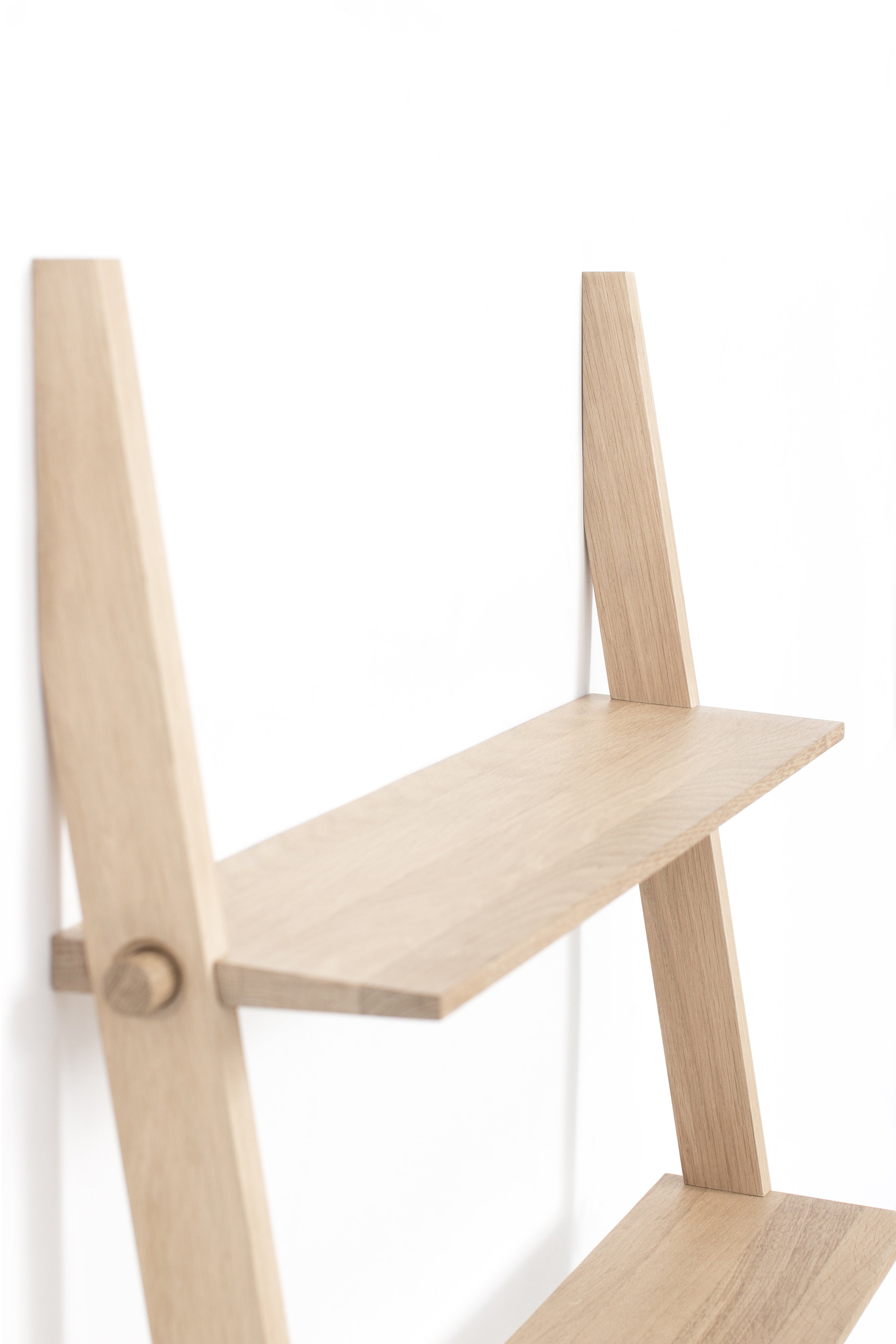 Reol til vægen i egetræ