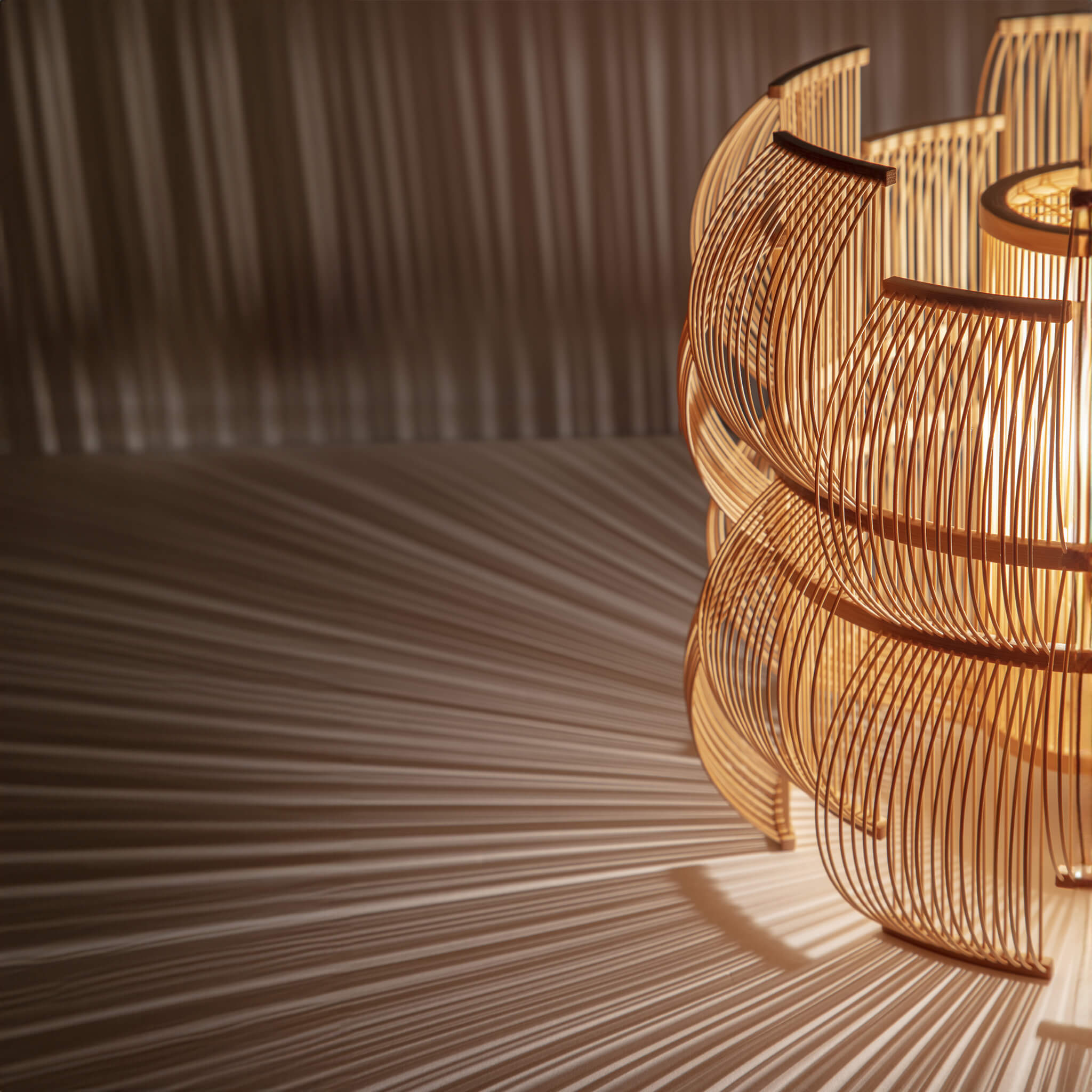 Nærbillede af bambus bordlampe og det lys, det viser