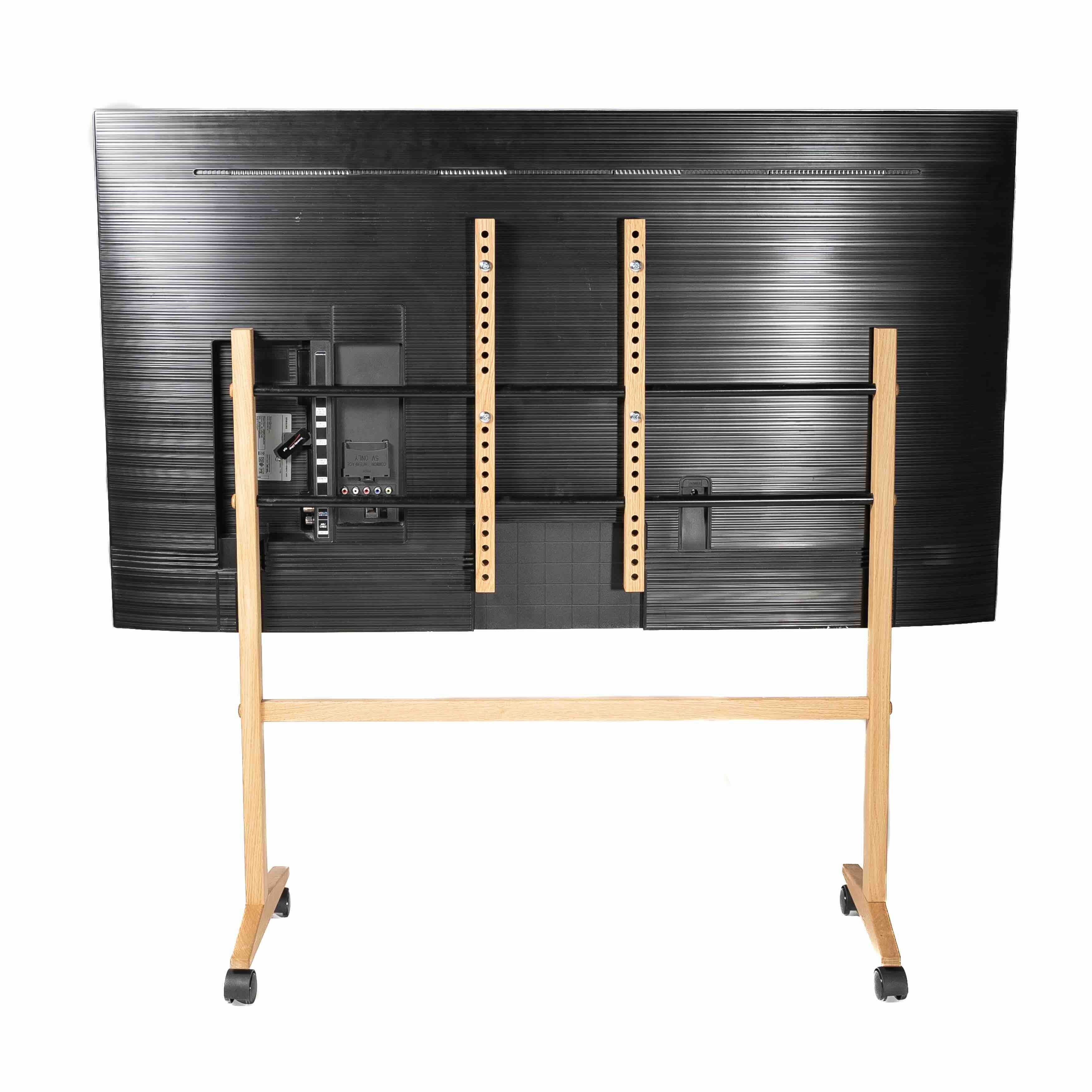 Tv stander med fjersyn på, set bagfra