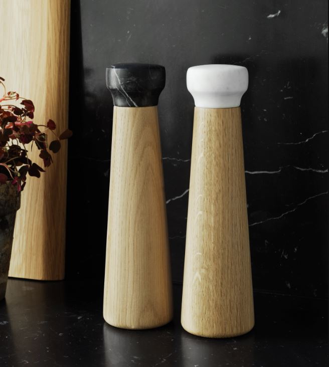 Salt -og pepperkværn stående ved køkkenbord