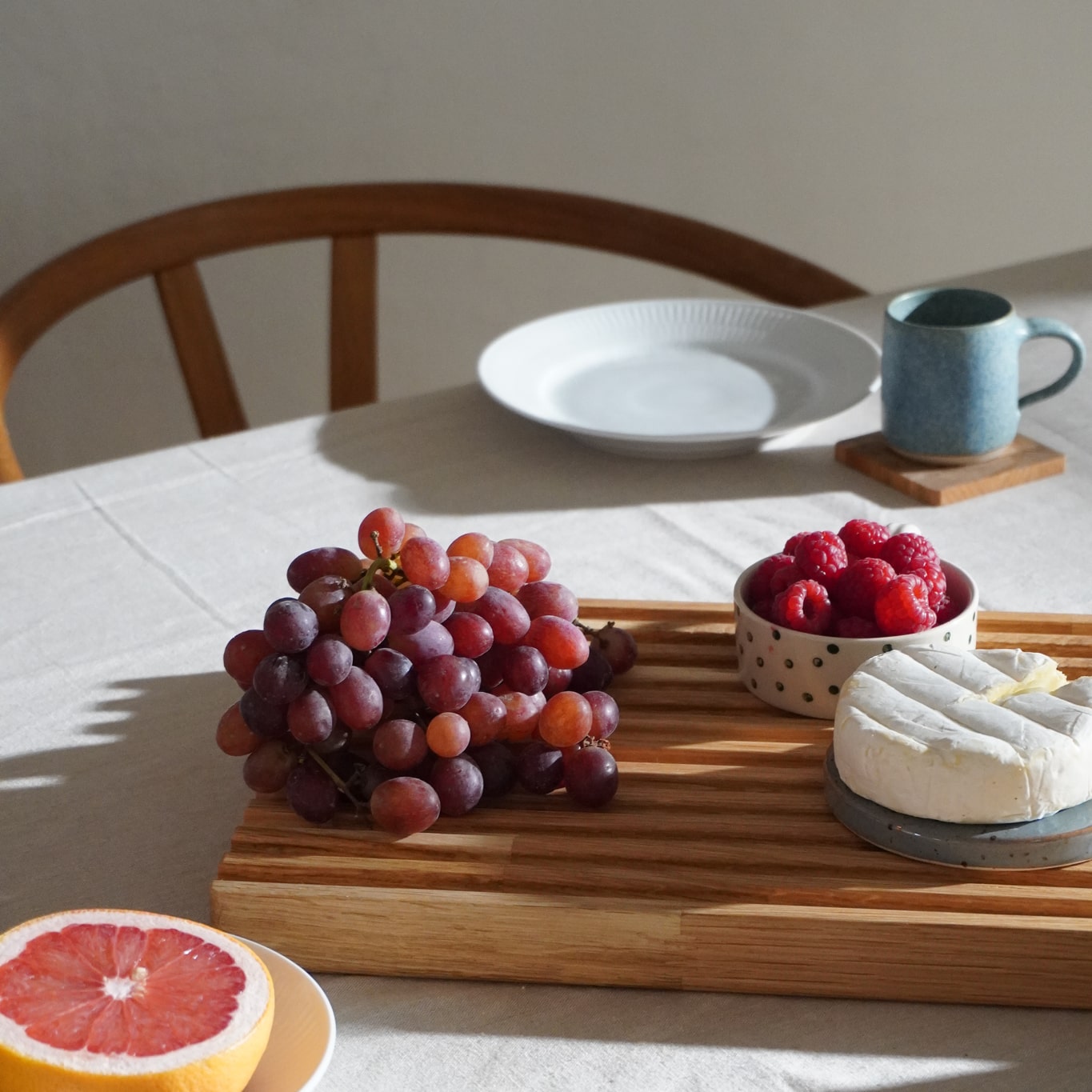 Billede af bord med morgenmadsanretning på egetræs skærebræt