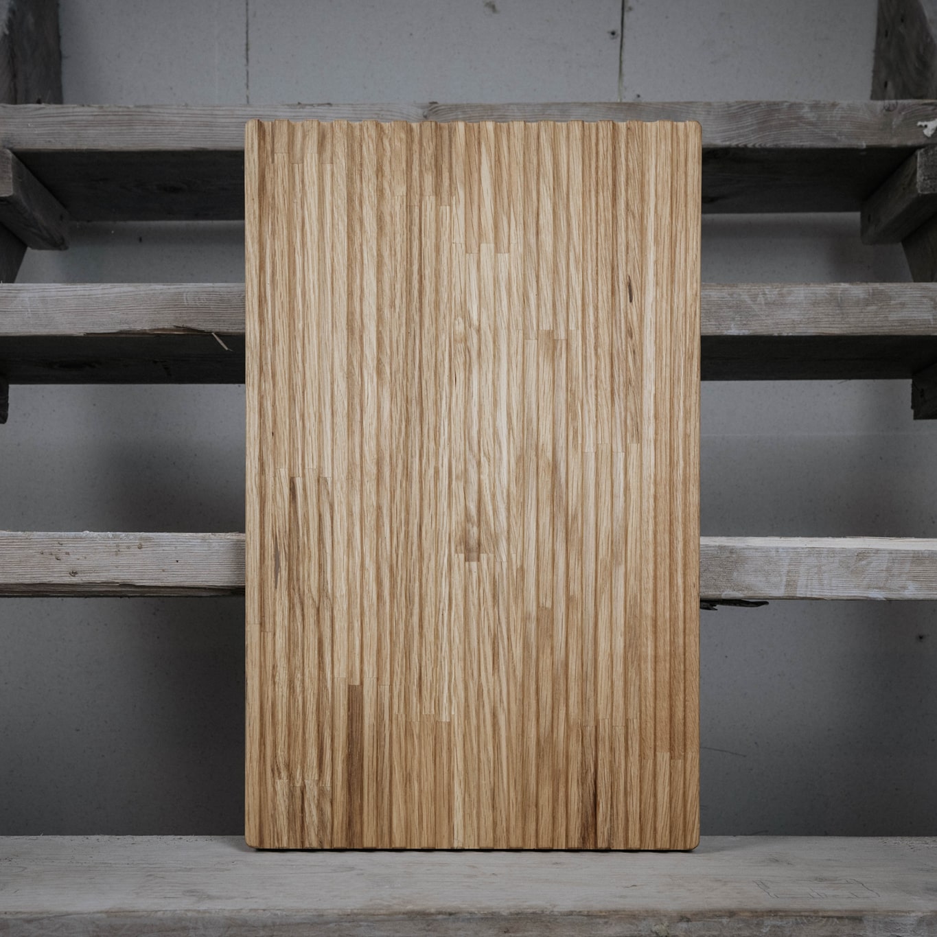 Billede af stort skærebræt stående på en sten trappe