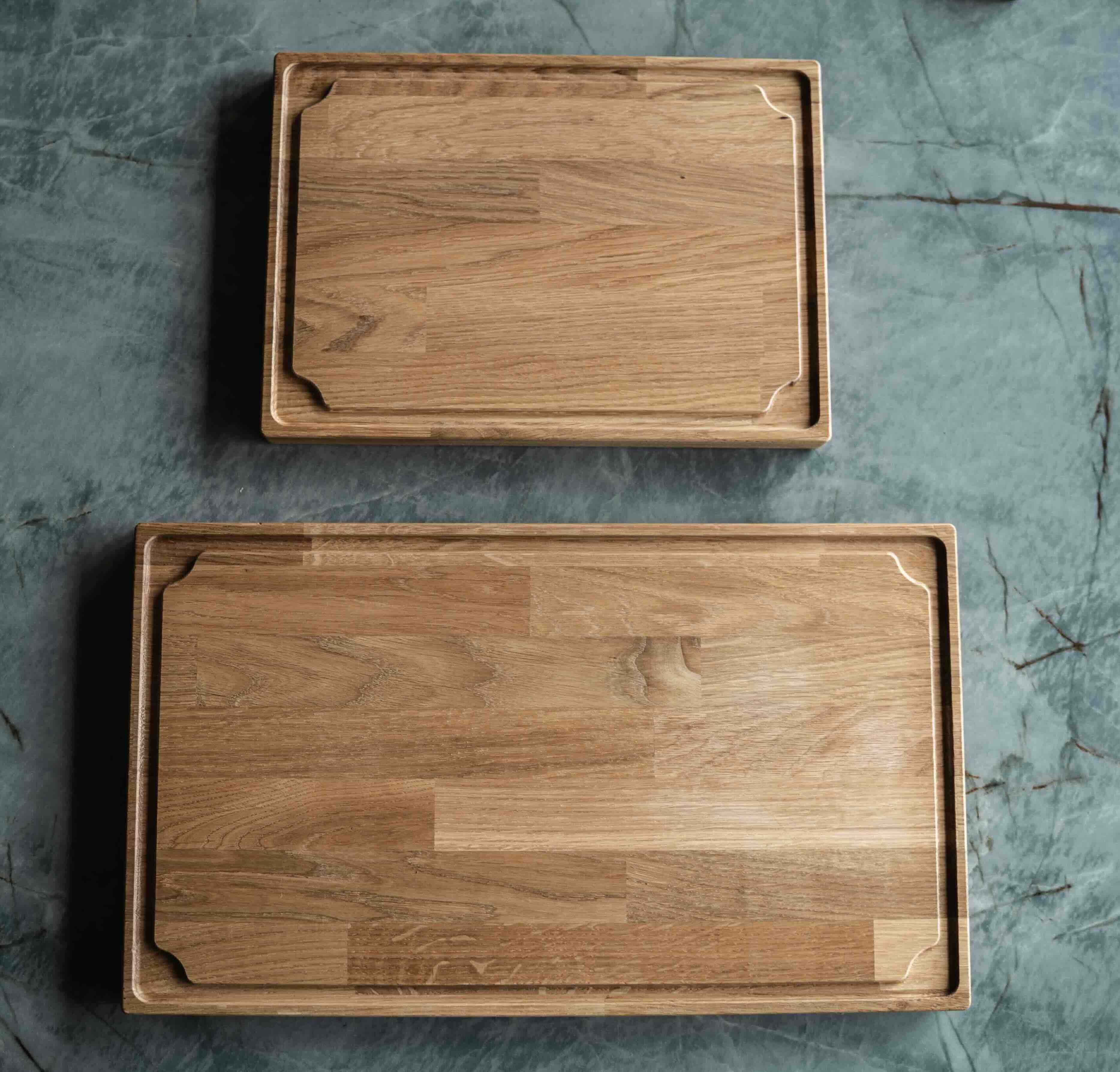 2 skærebrætter i træ med saftrille