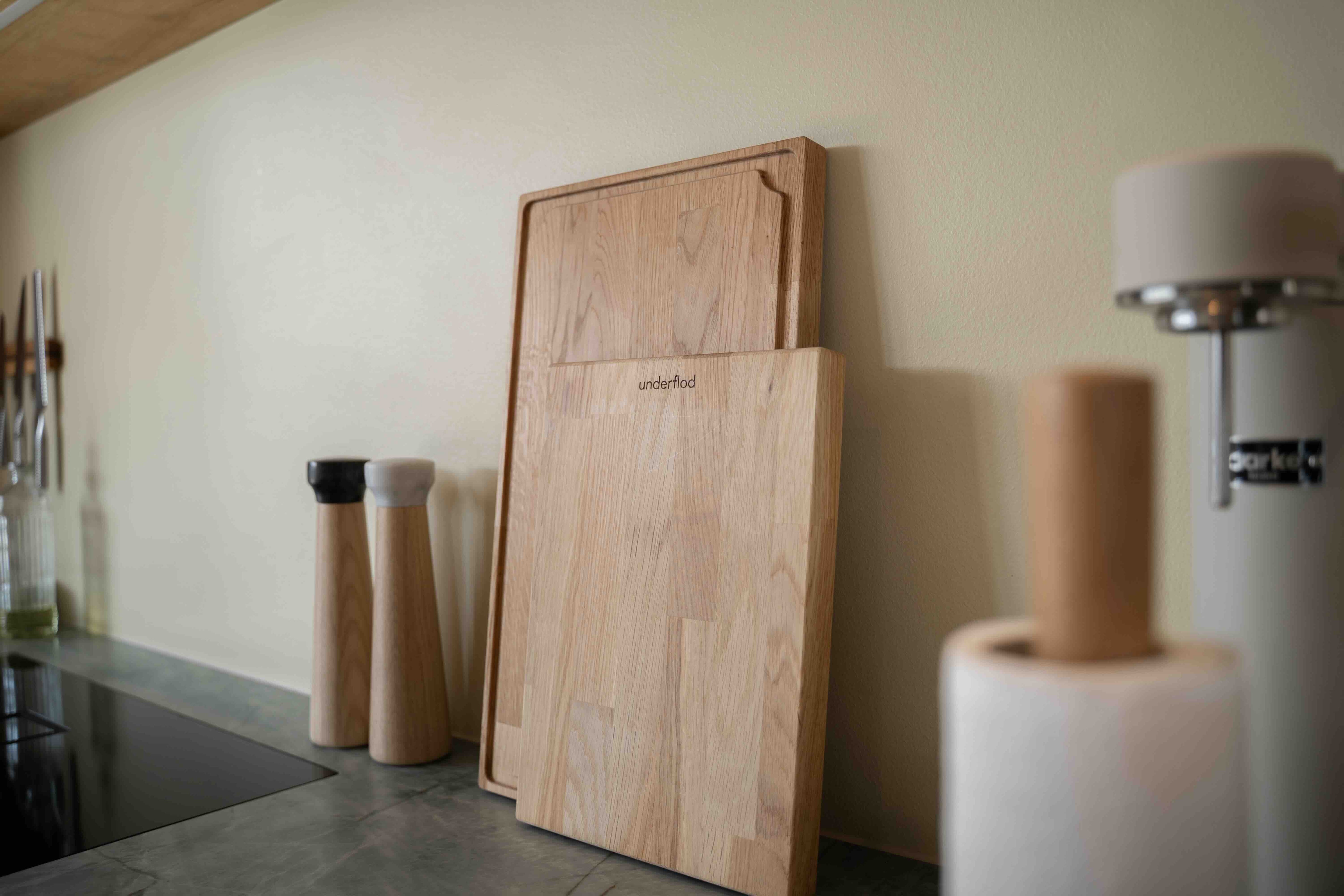 Stort og lille træskærebræt fra Underflod i køkken
