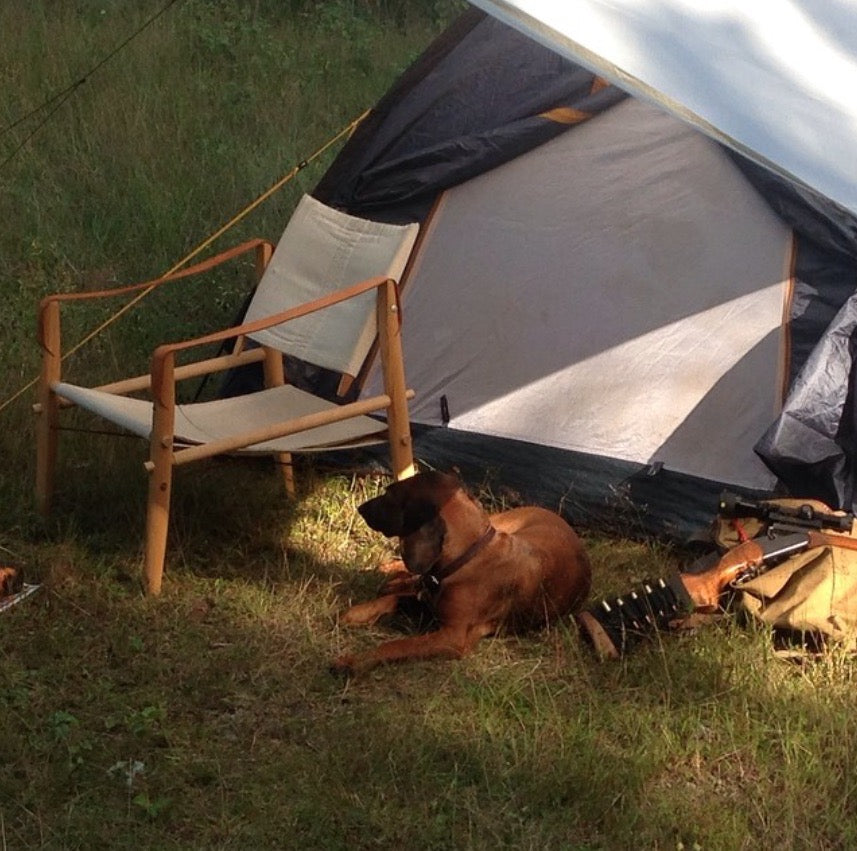 Telt med stol i træ med sæde i stof