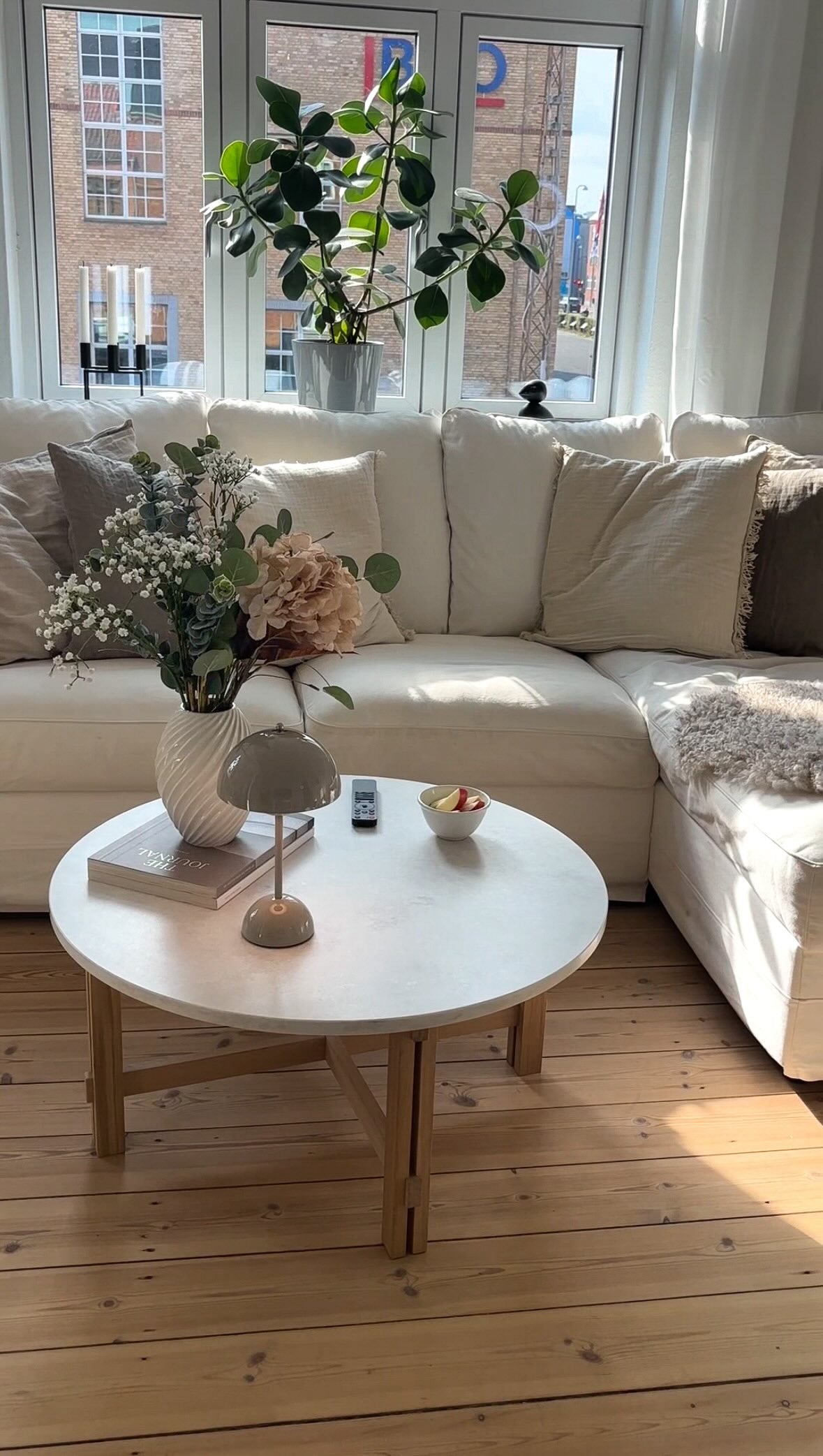 Rundt sofabord i marmor med ben i eg