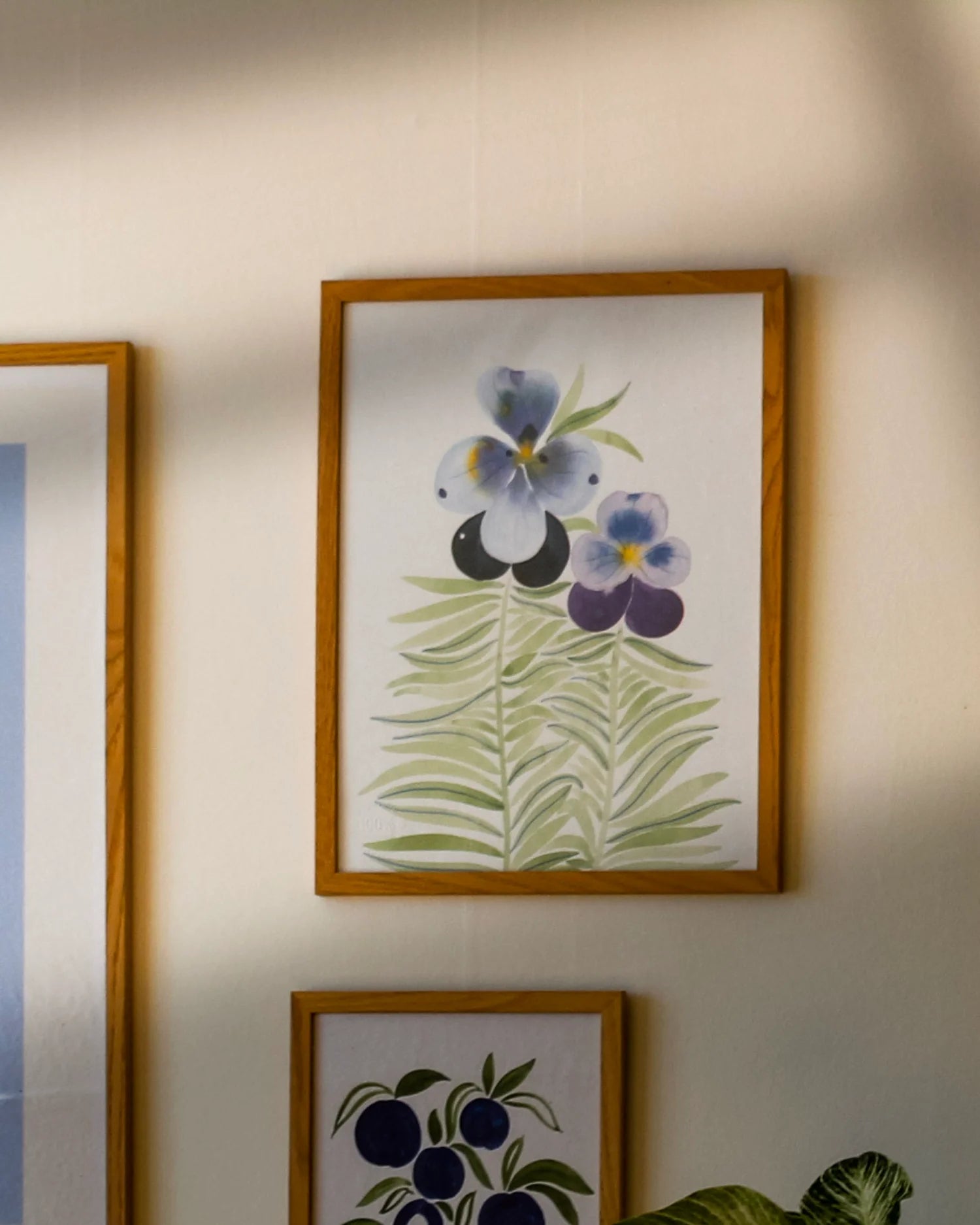 Kunsttryk med lilla blomst