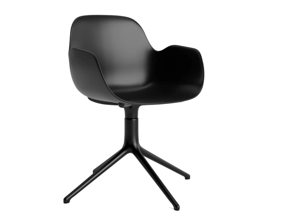 Sort stol med armlæn fra Normann Copenhagen