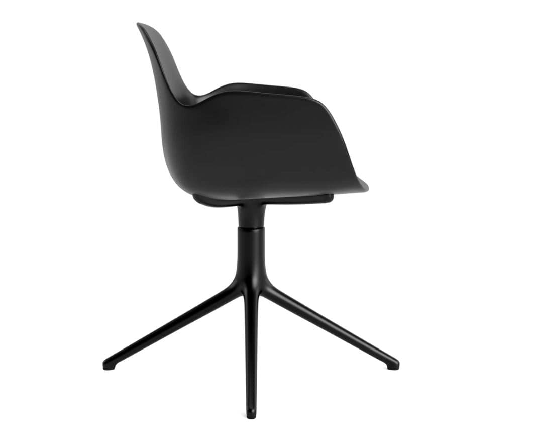 Sort stol med armlæn fra Normann Copgenhagen