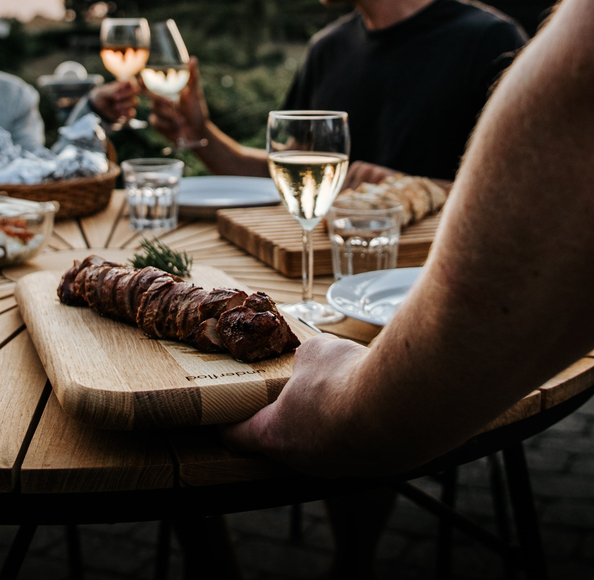 Stemningsbillede med stort tapasbræt med grillet mørbrad på