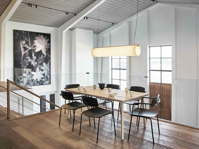 Spisestue med aflang lampe over