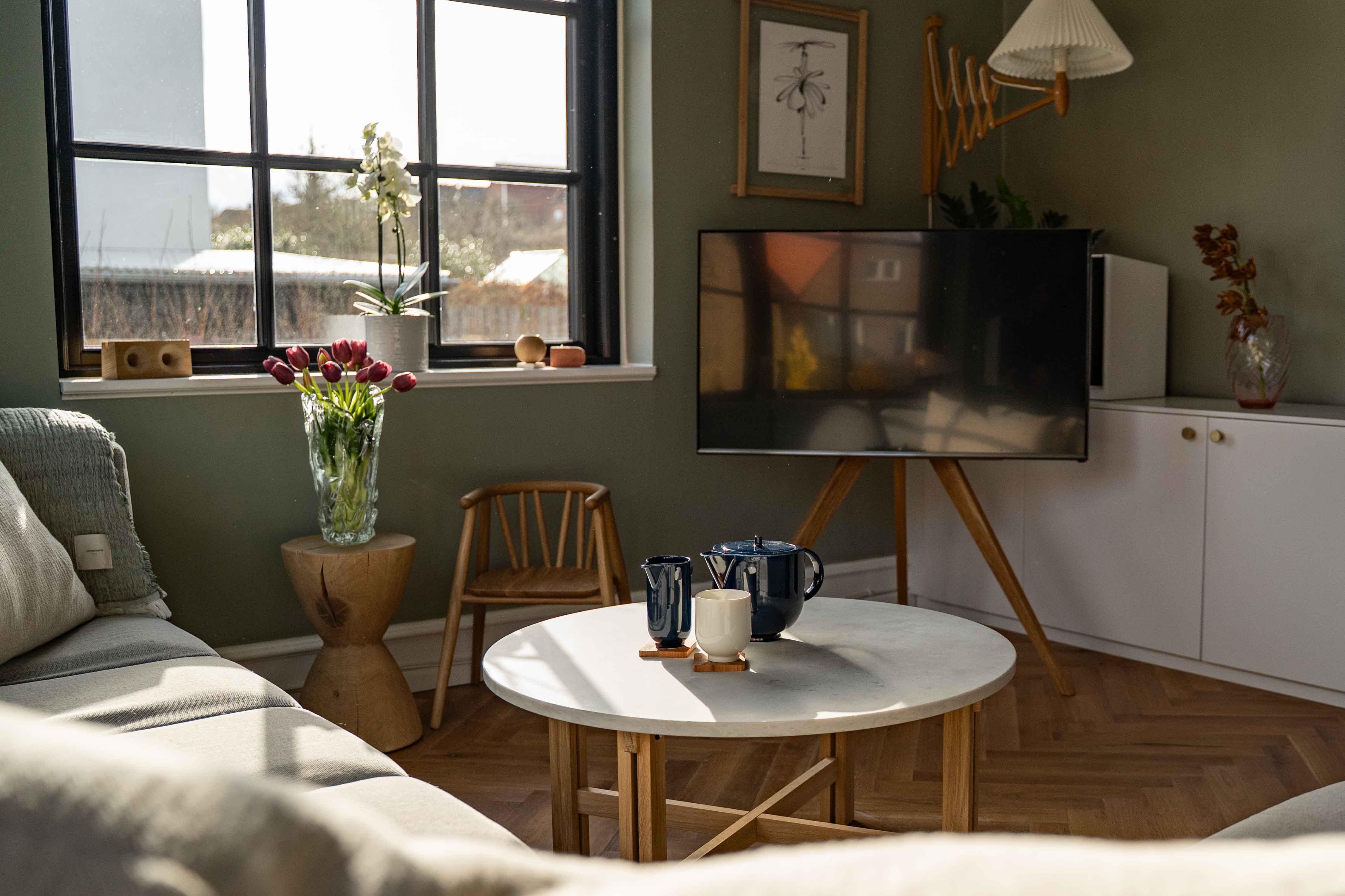 Stue med TV stander og marmorsofabord