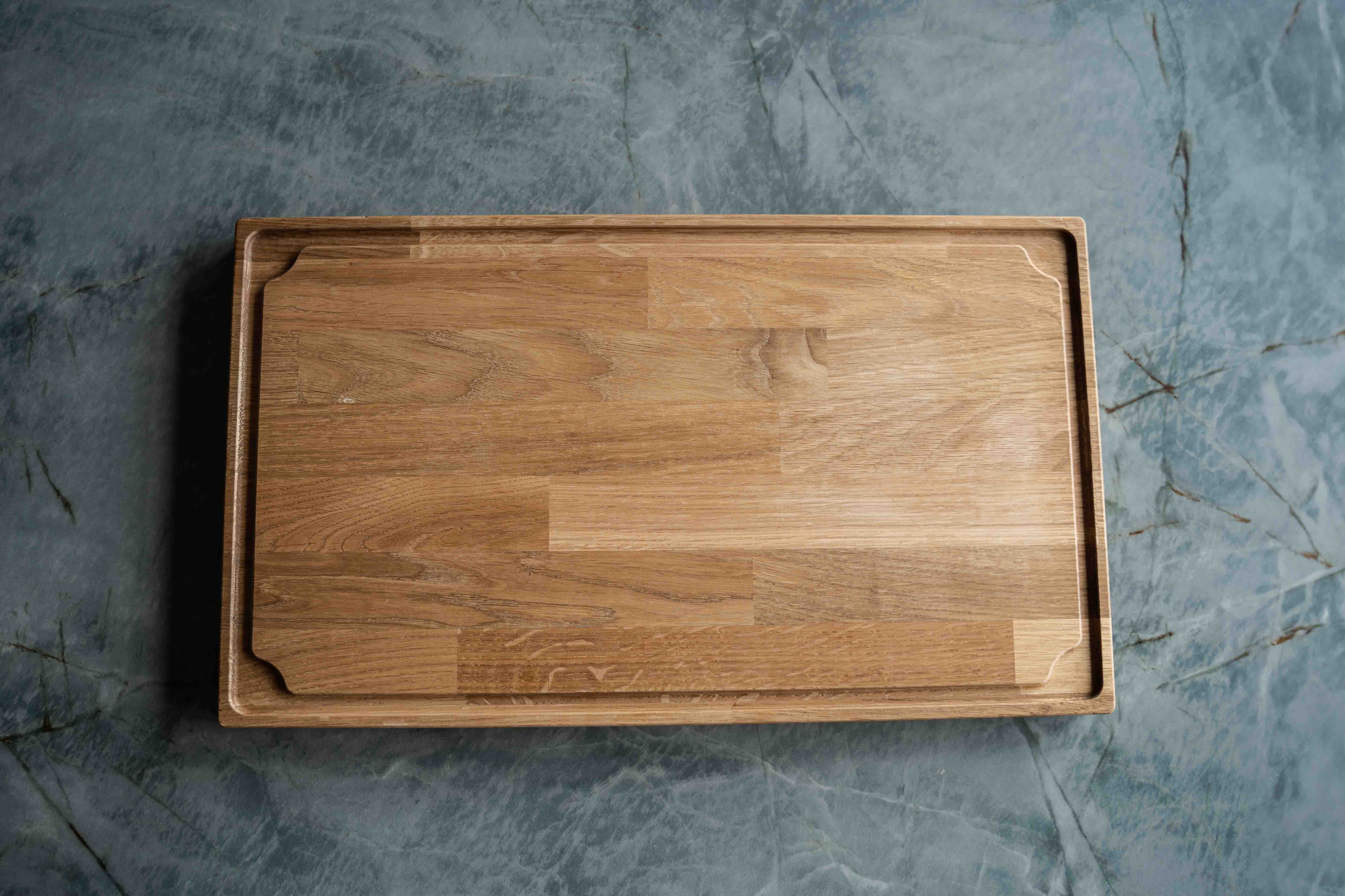 Et stort skærebræt med saftrille