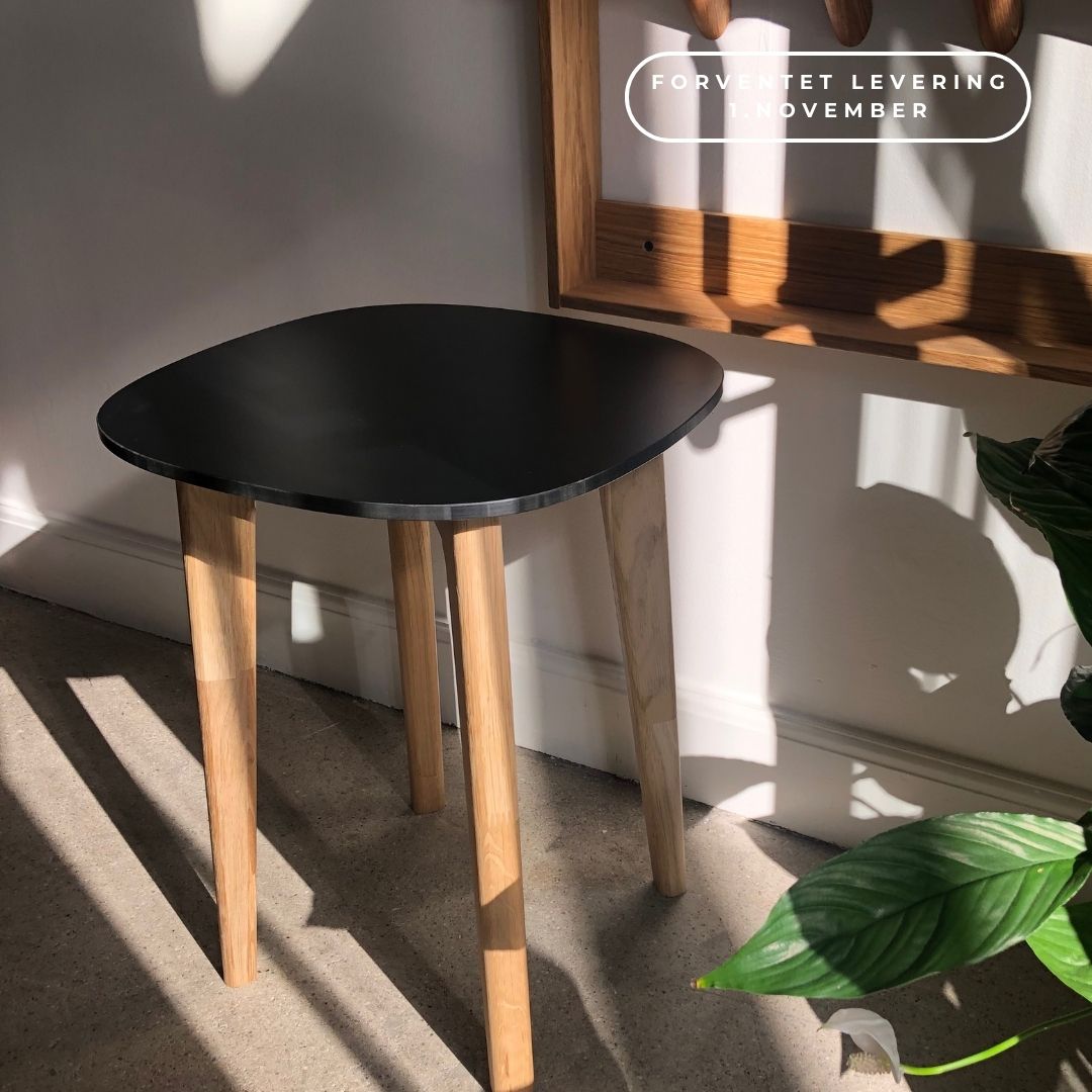 Et sidebord med egetræ ben