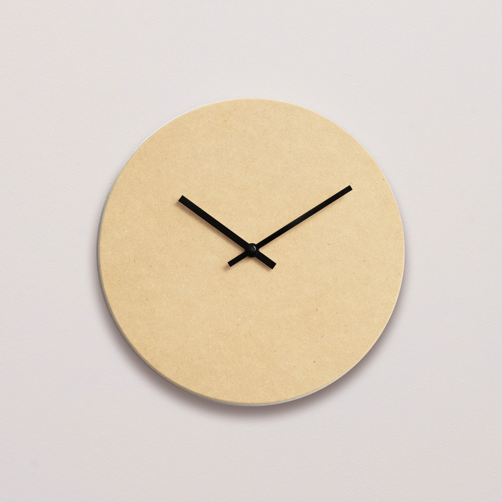 Vægur i lys gul med sort viser