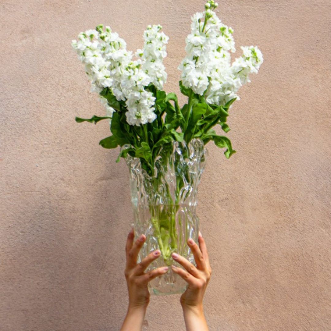 Vase i genbrugsglas med blomster i