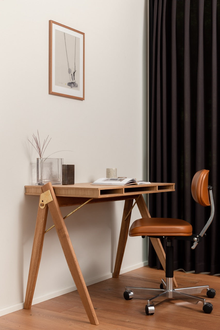 Kontorstol i brun læder og skrivebord i træ