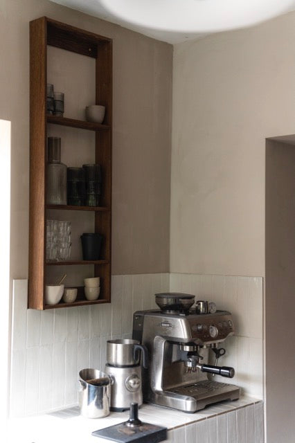 Reol med 4 hylder i køkkenhjørne over kaffemaskine