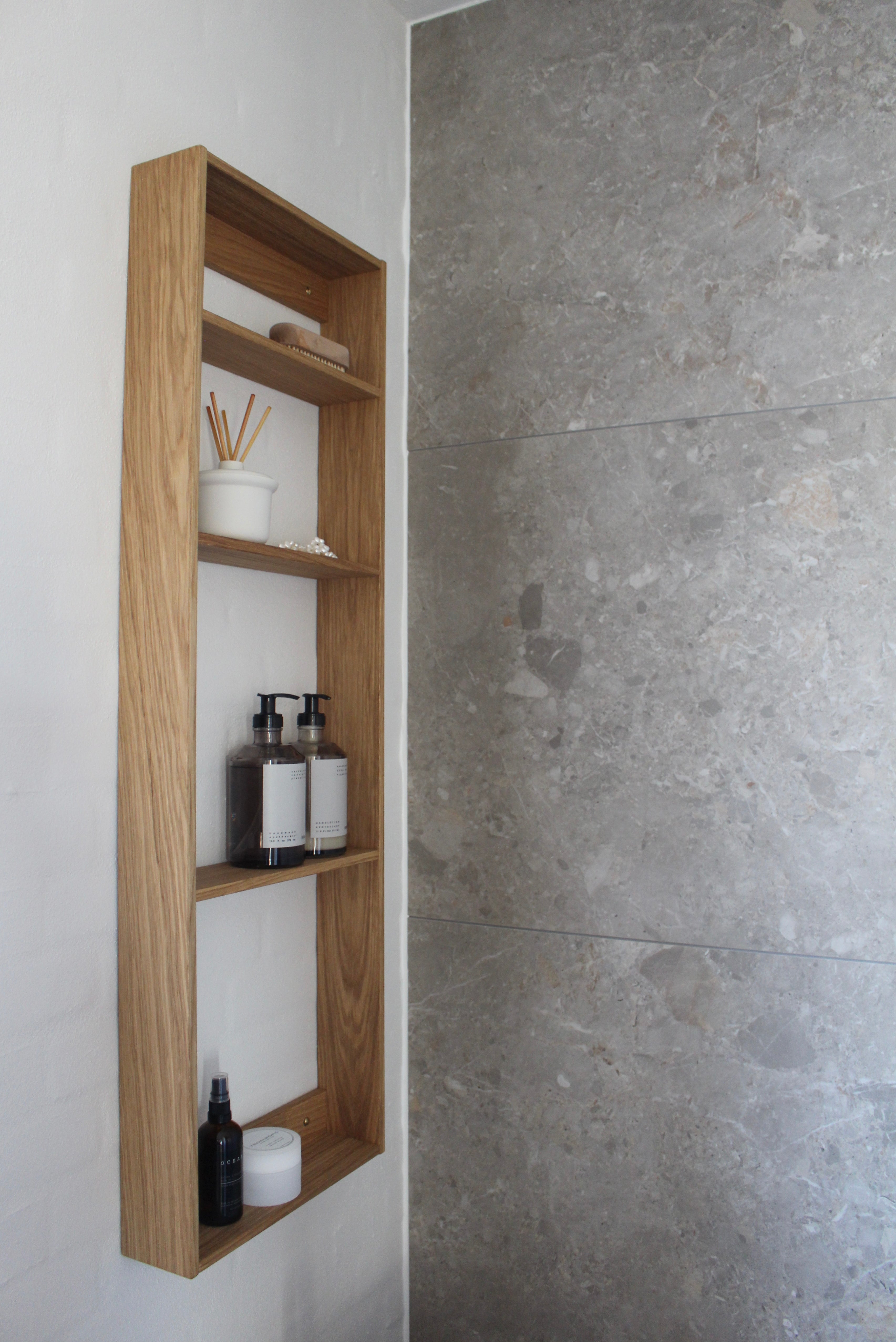 Hylde med 4 rum i eg.