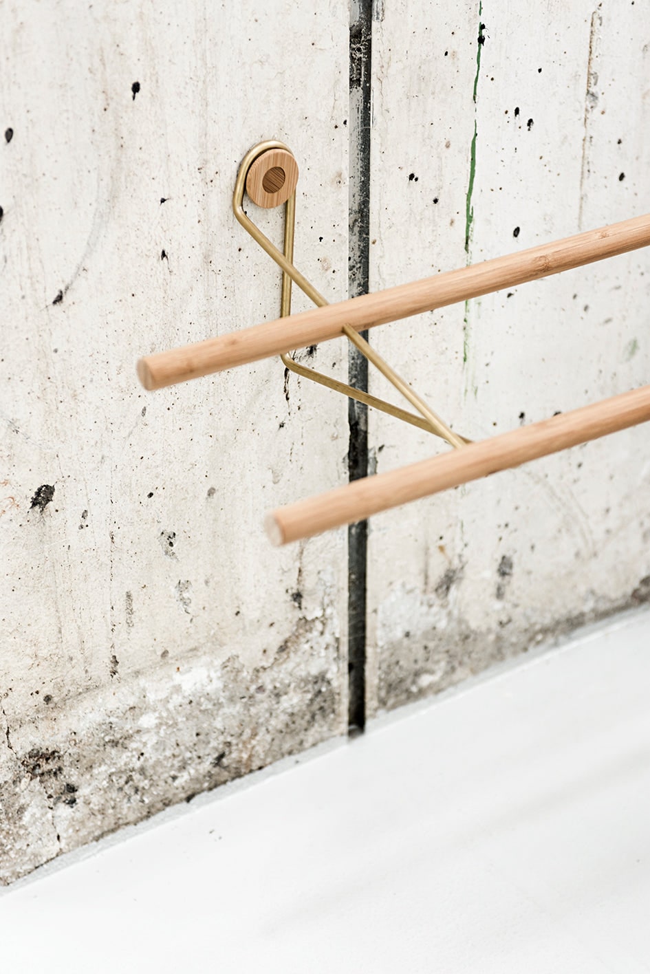 Livsstils billede af knagerække i bambus og messing