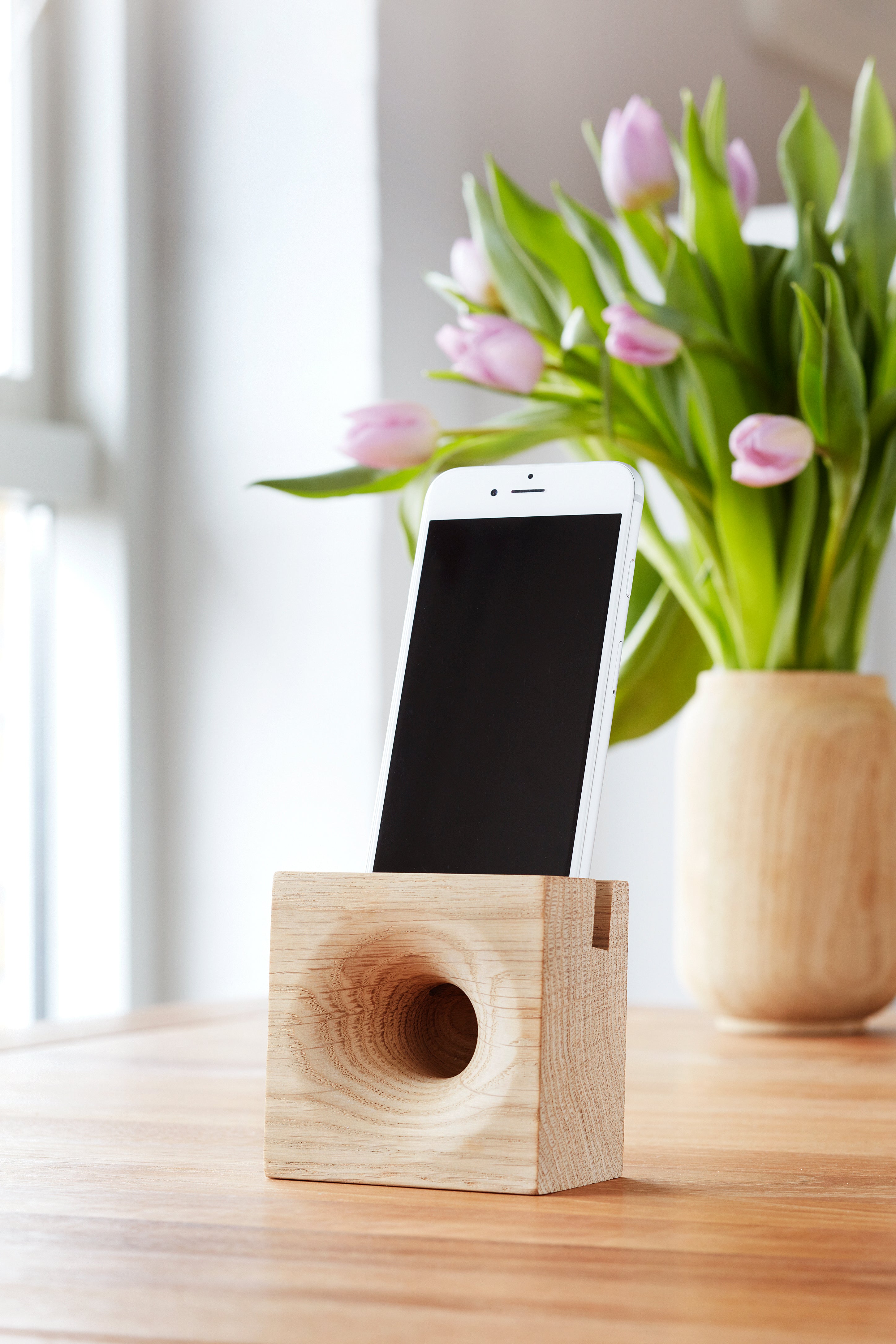 Højtaler til iPhone i egetræ