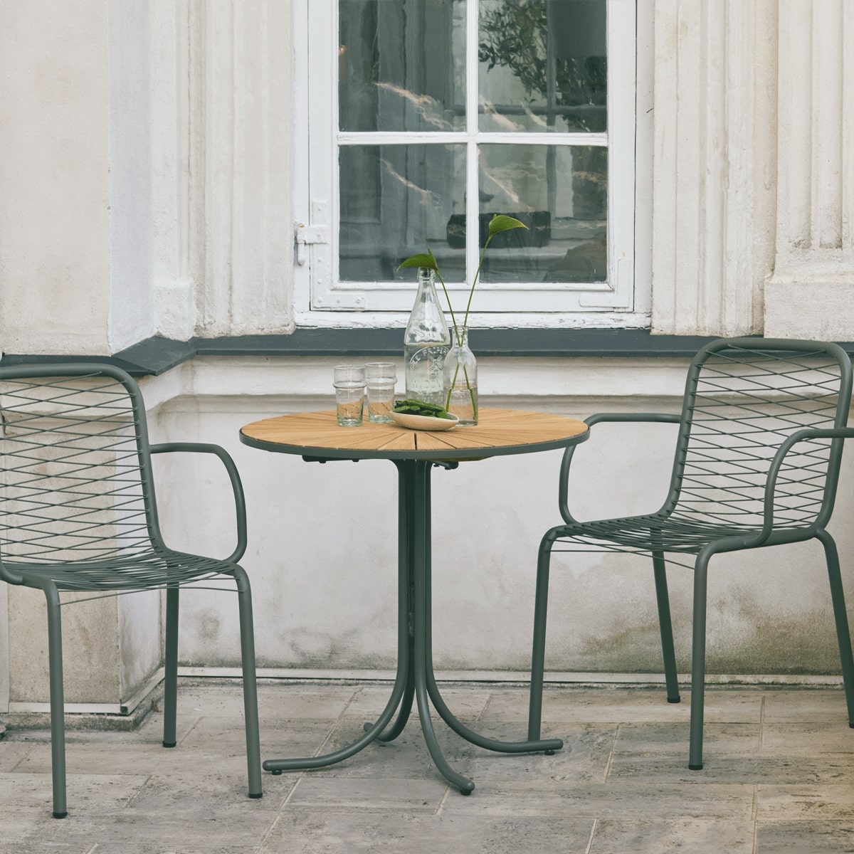 Cafesæt med 2 stole og rundt bord, i olivengrøn