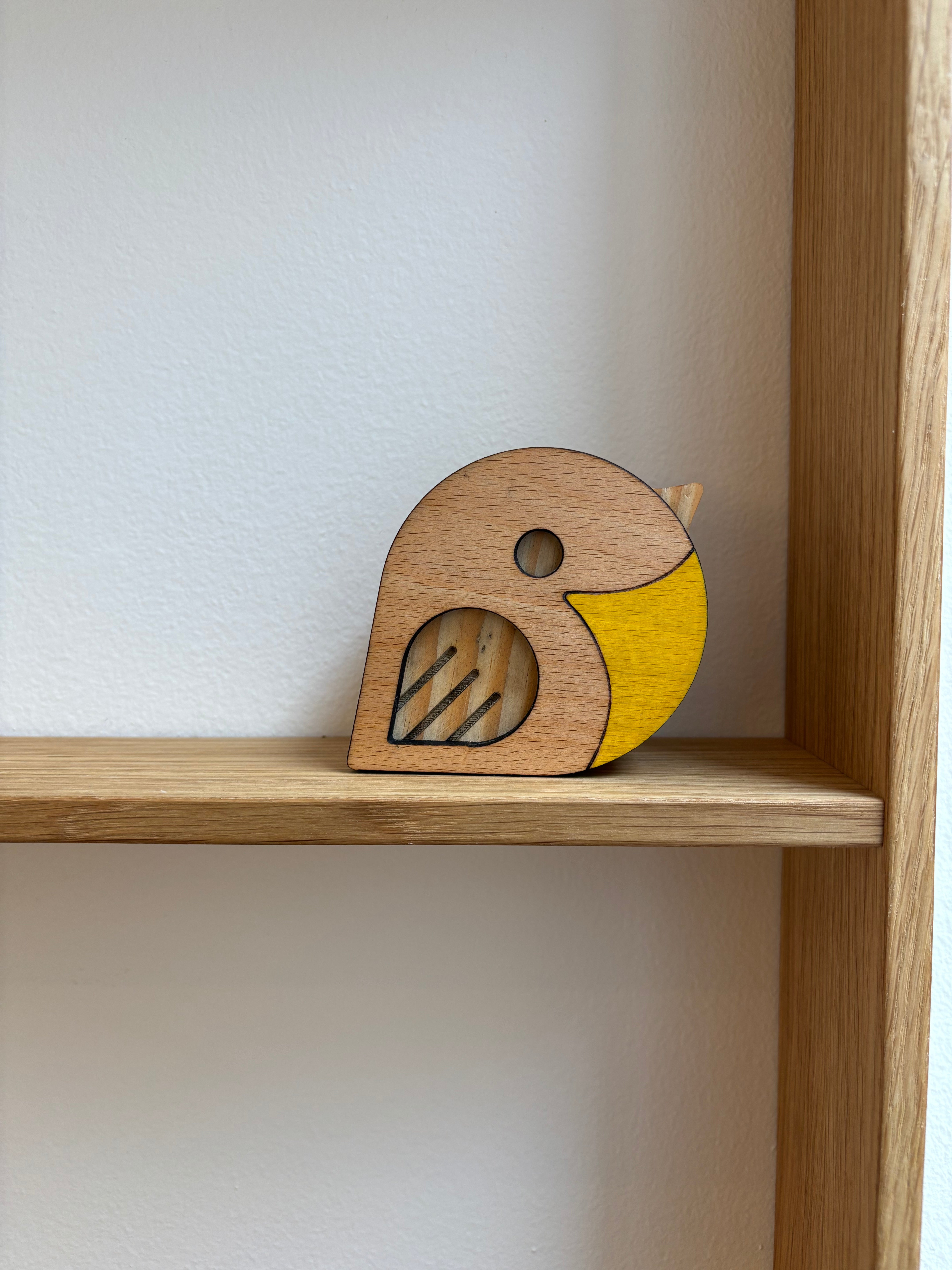 Træfugl i lystræ med gule deltajler